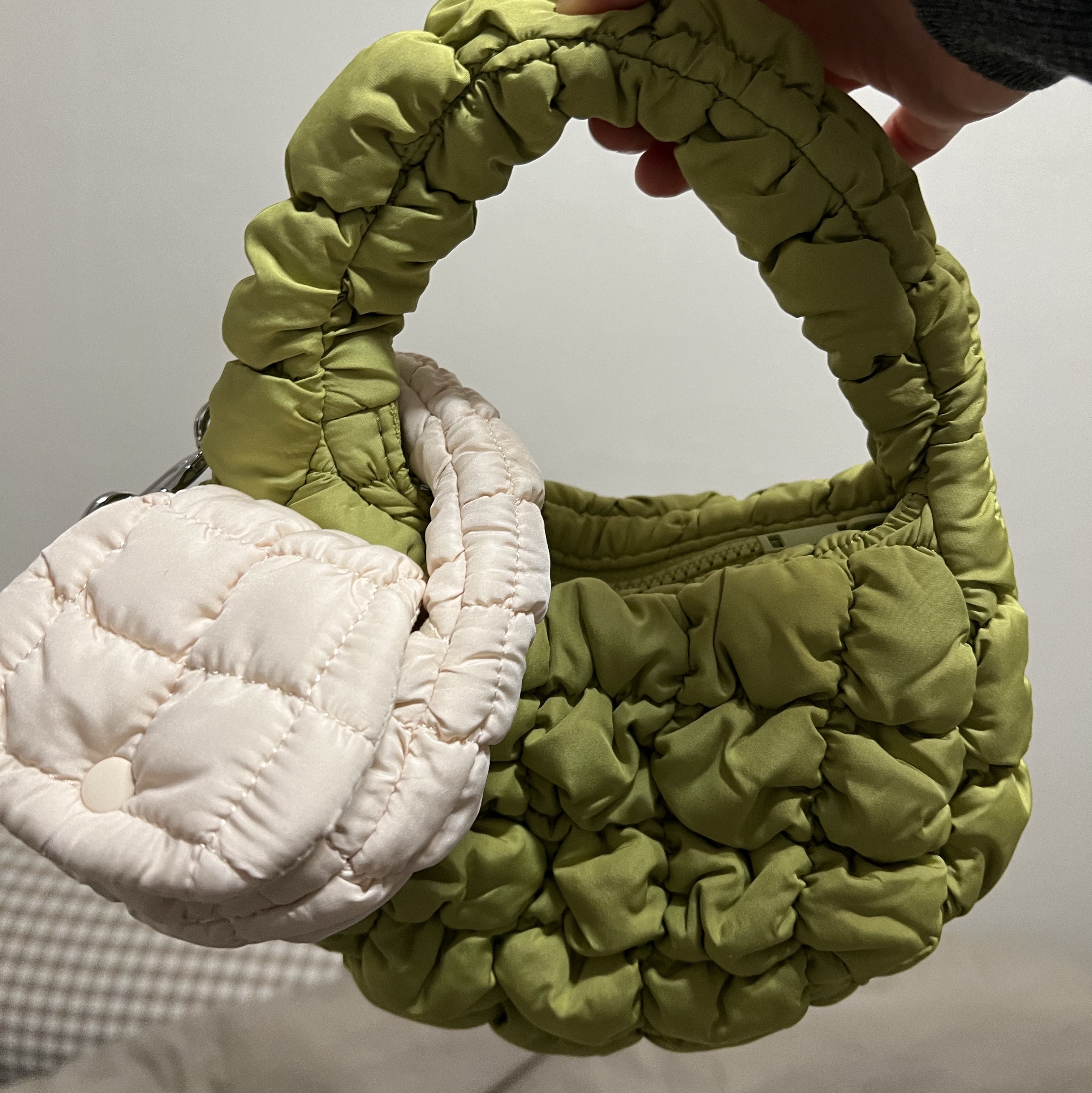 COS Quilted Micro Bag Green, COS Quilted Nano Bag Beige 착용 스타일