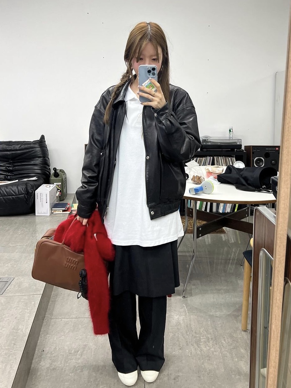 Miu Miu Leather Top Handle Bag Cognac 착용 스타일