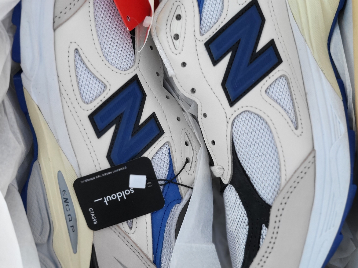 New Balance 990v3 Made in USA White Blue 착용 스타일 - 1