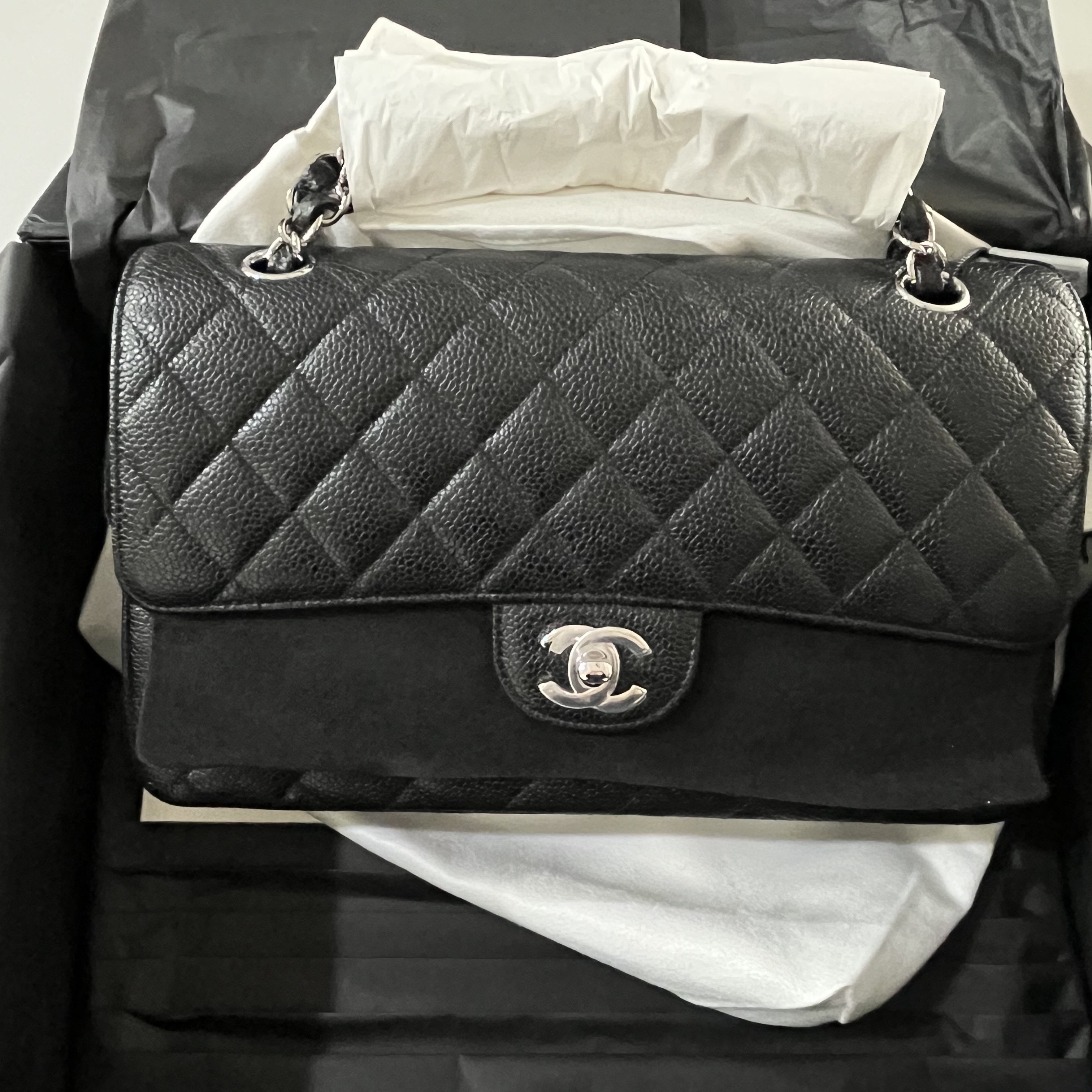Chanel Medium Classic Handbag Grained Calfskin & Silver Black 착용 스타일 - 1