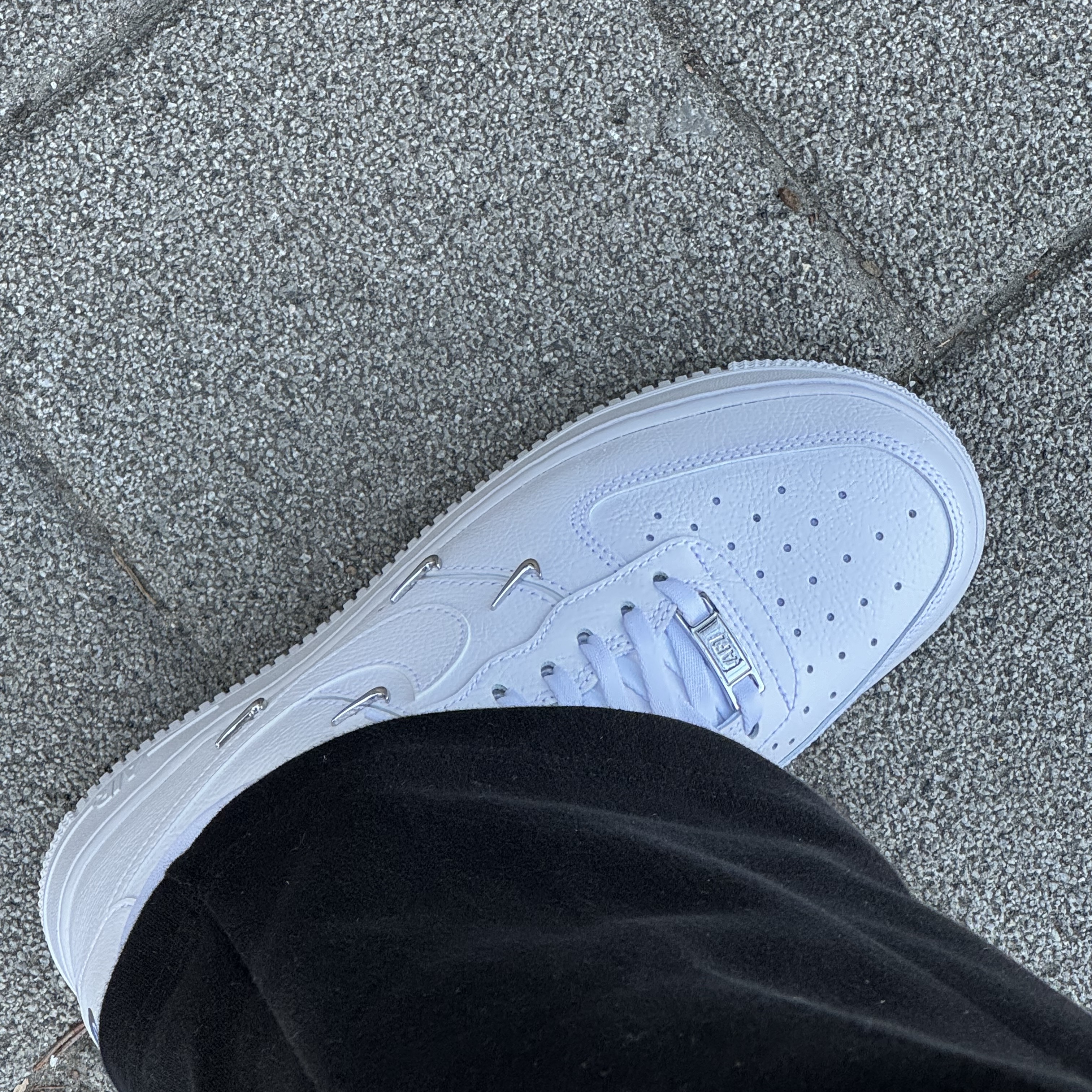 (W) Nike Air Force 1 Low '07 LX Chrome Luxe 착용 스타일