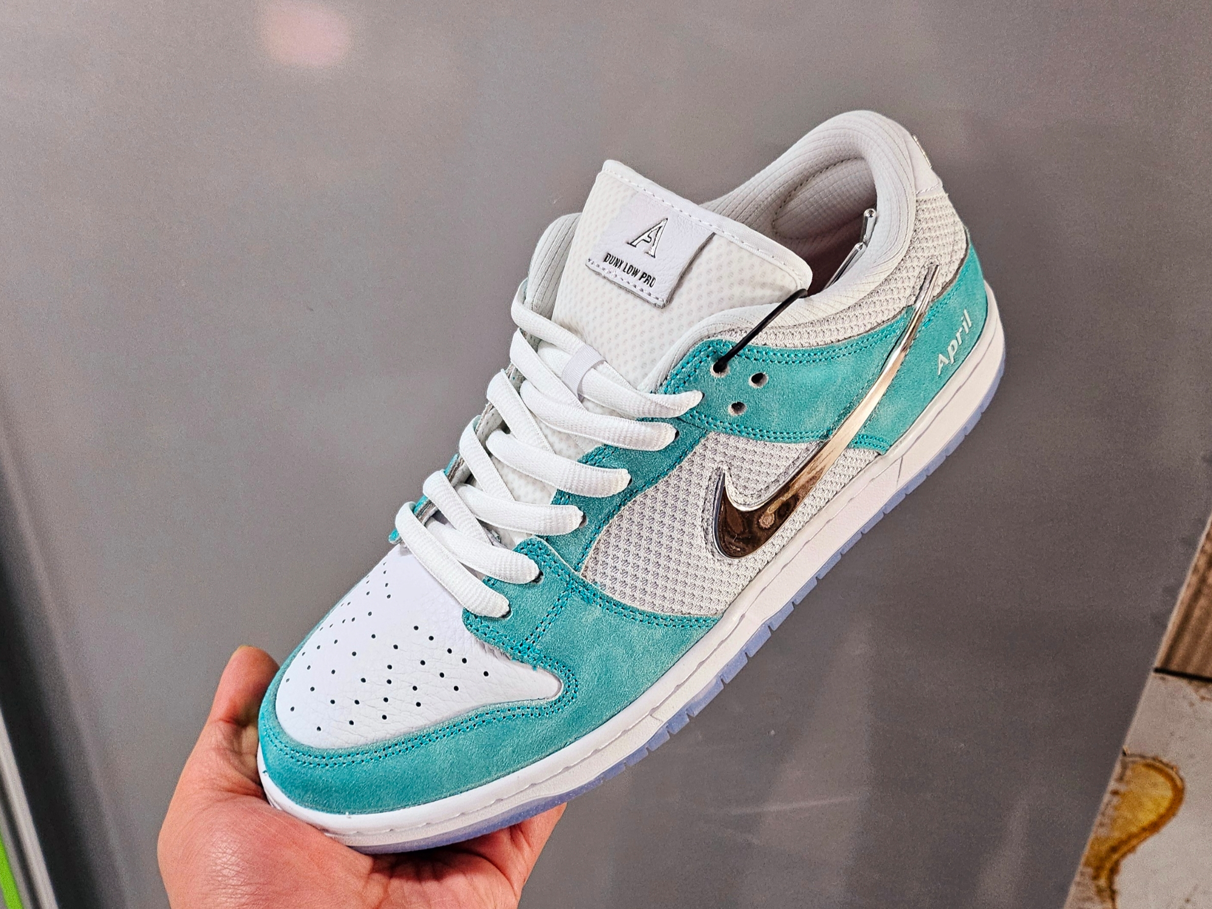 Nike x April Skateboards SB Dunk Low Pro QS Racer Blue Metallic Silver 착용 스타일 - 1