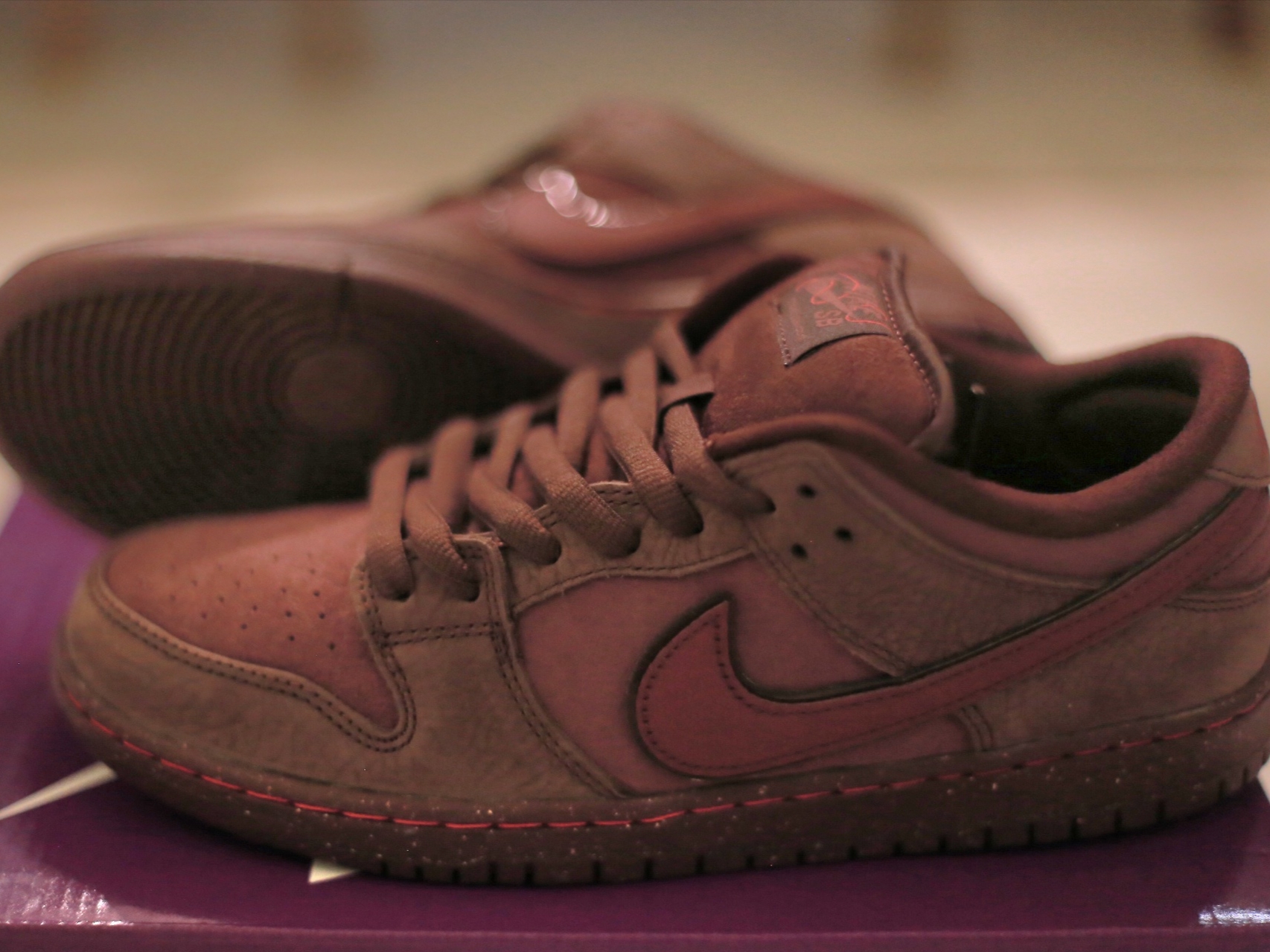 Nike SB Dunk Low PRM Burgundy Crush 착용 스타일 - 4