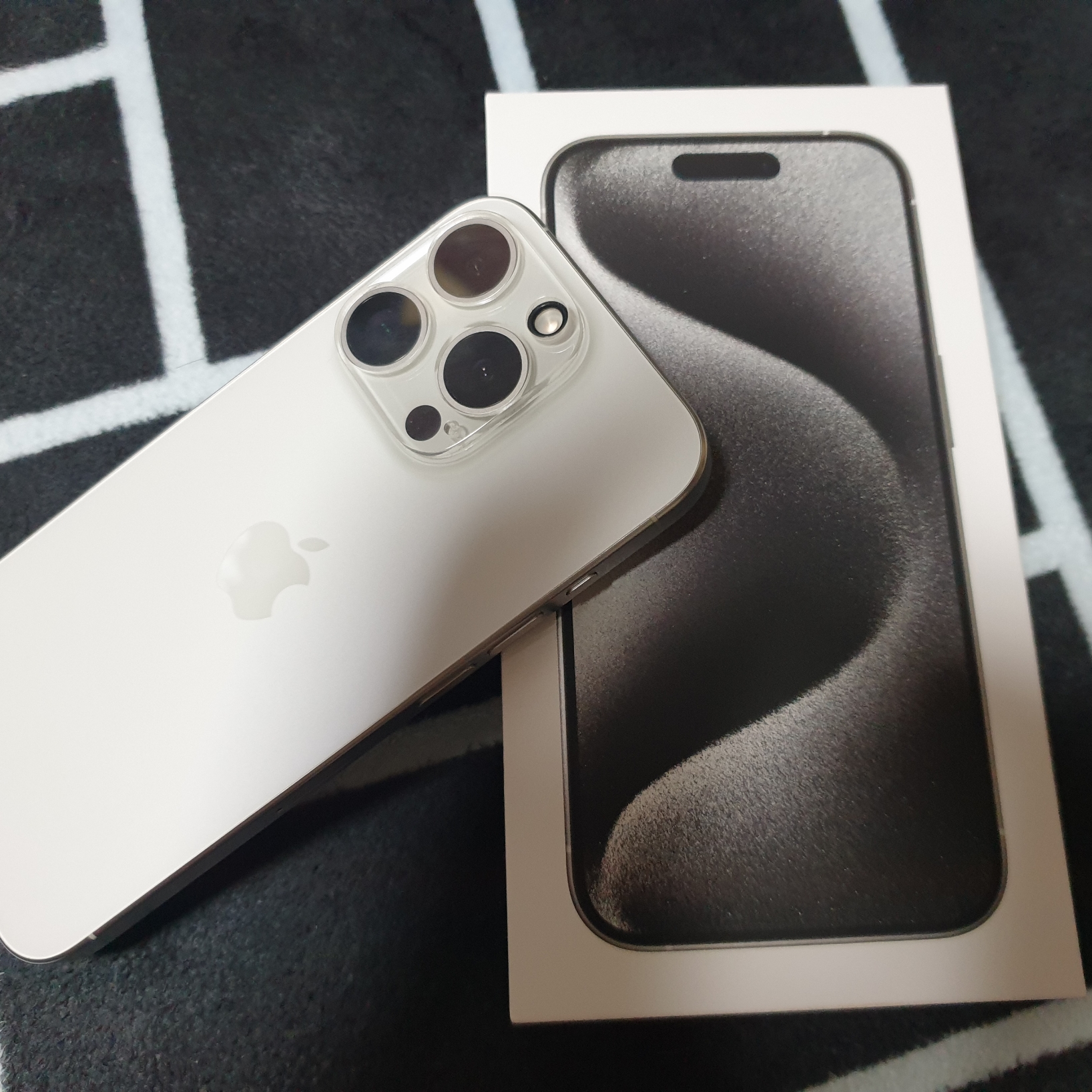 Apple iPhone 15 Pro 256GB White Titanium (Korean Ver.) 착용 스타일