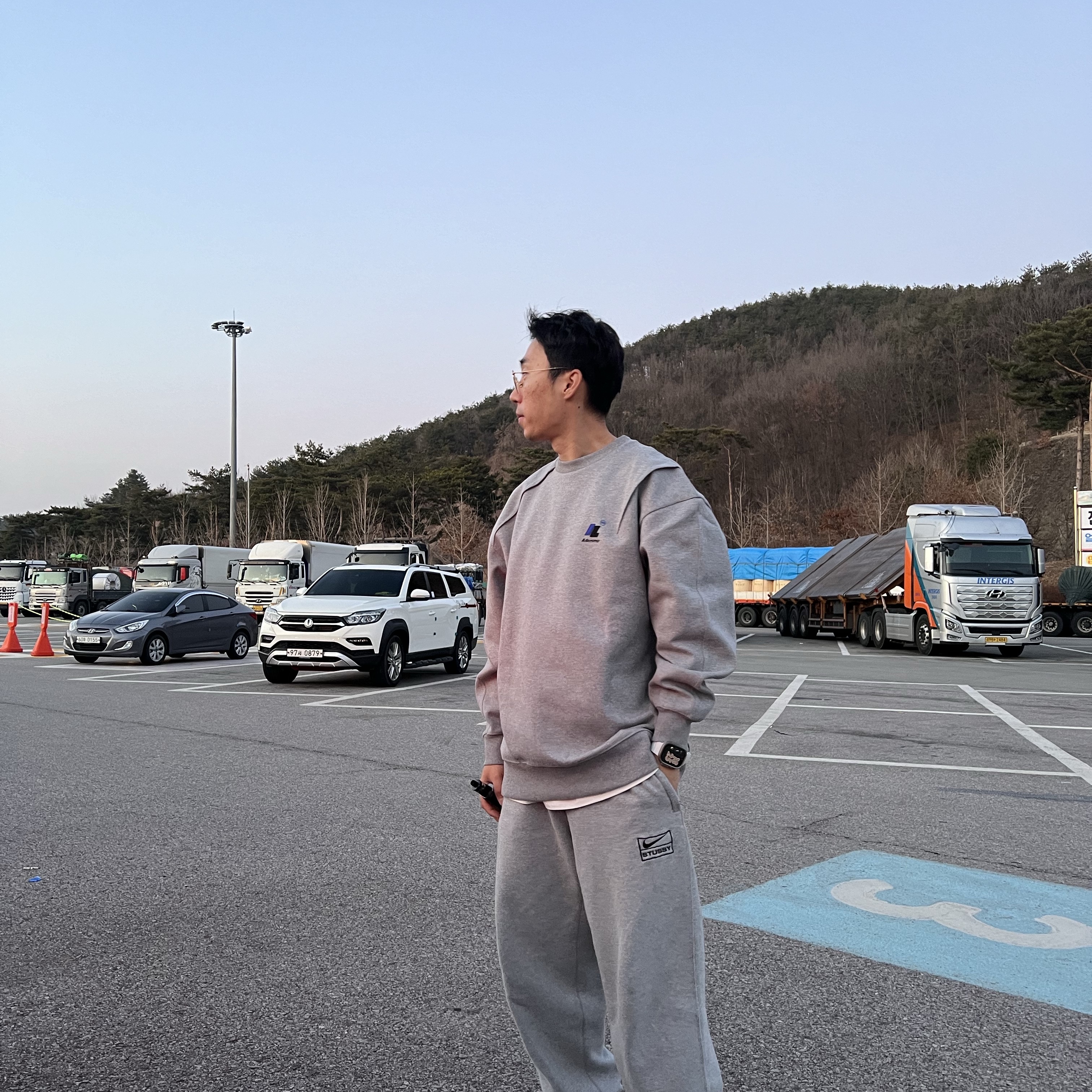 Zara x Ader Error Oversize Sweatshirt Grey, Nike x Stussy NRG Fleece Pants Dark Grey Heather (DO9340-063) 착용 스타일 - 1