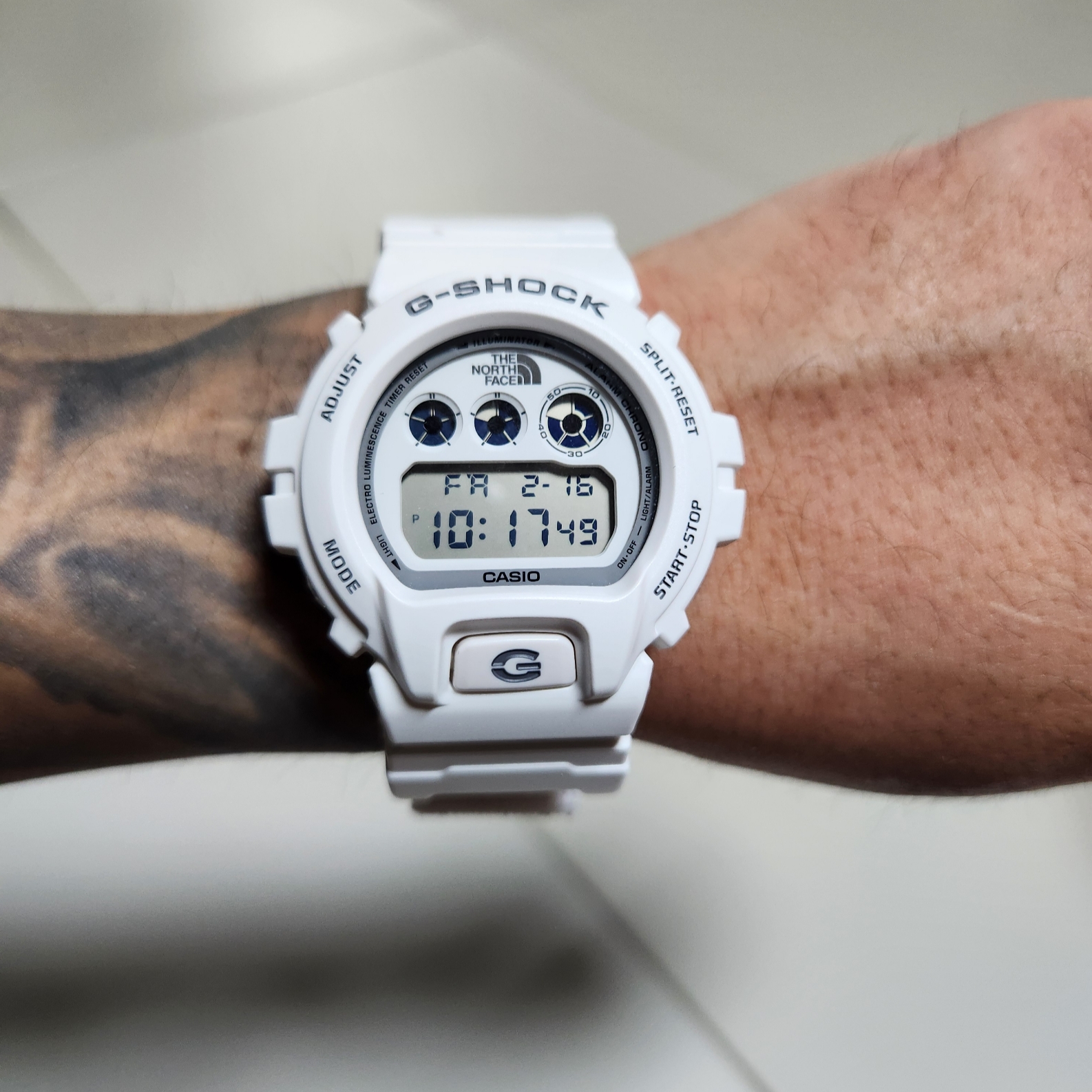 Casio G-Shock x Supreme x The North Face DW-6900 White 착용 스타일 - 2
