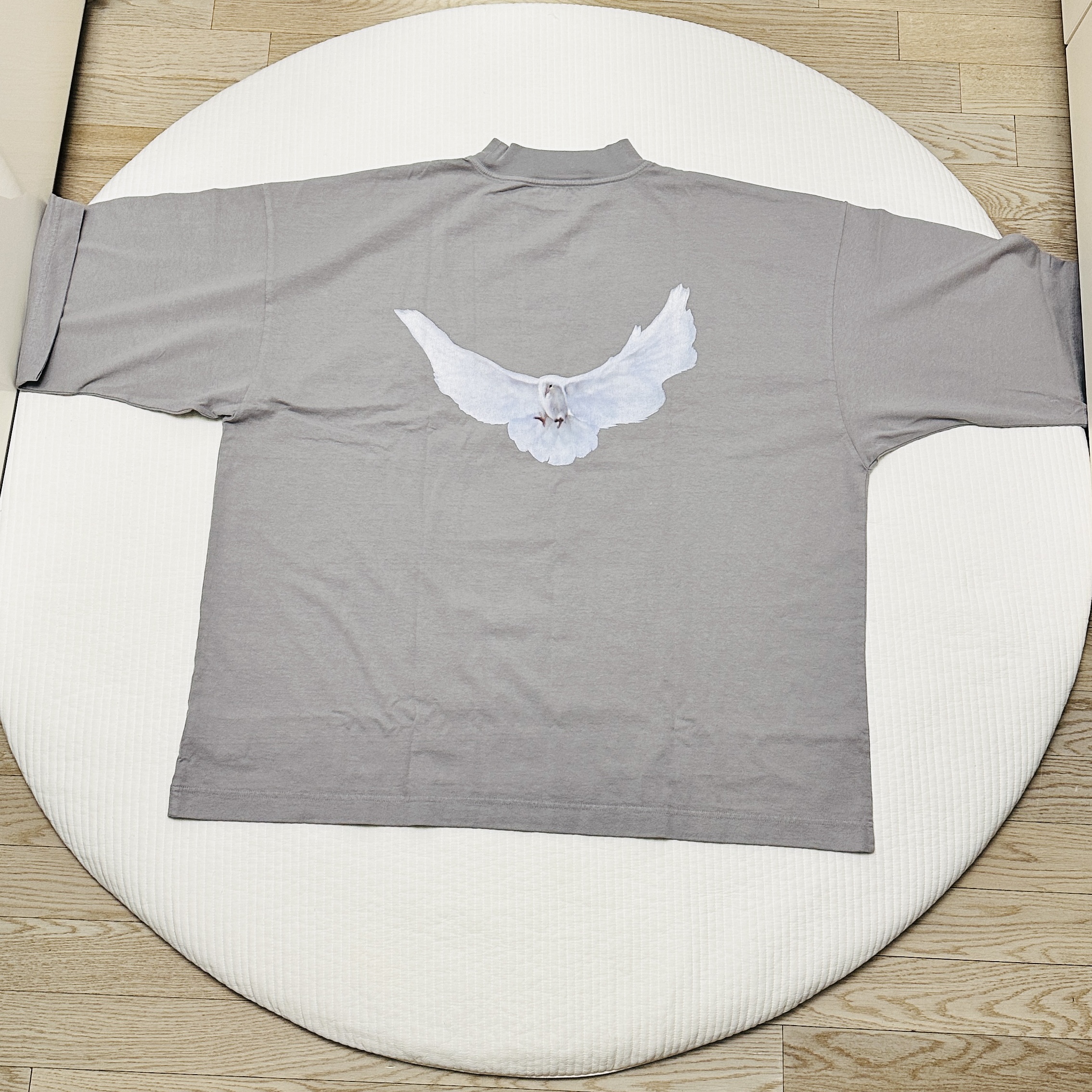 Yeezy Gap Engineered By Balenciaga Dove 3/4 Sleeve T-Shirt Grey 착용 스타일 - 2