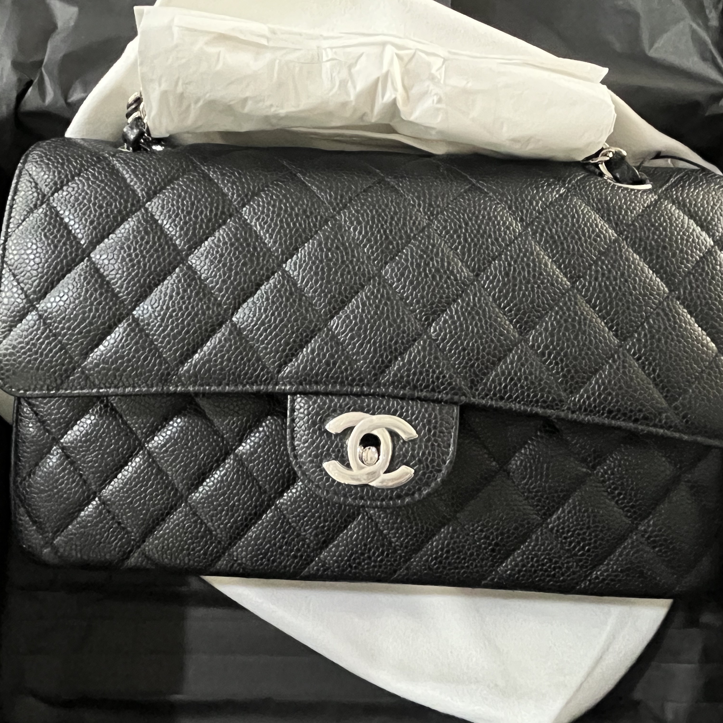 Chanel Medium Classic Handbag Grained Calfskin & Silver Black 착용 스타일 - 2