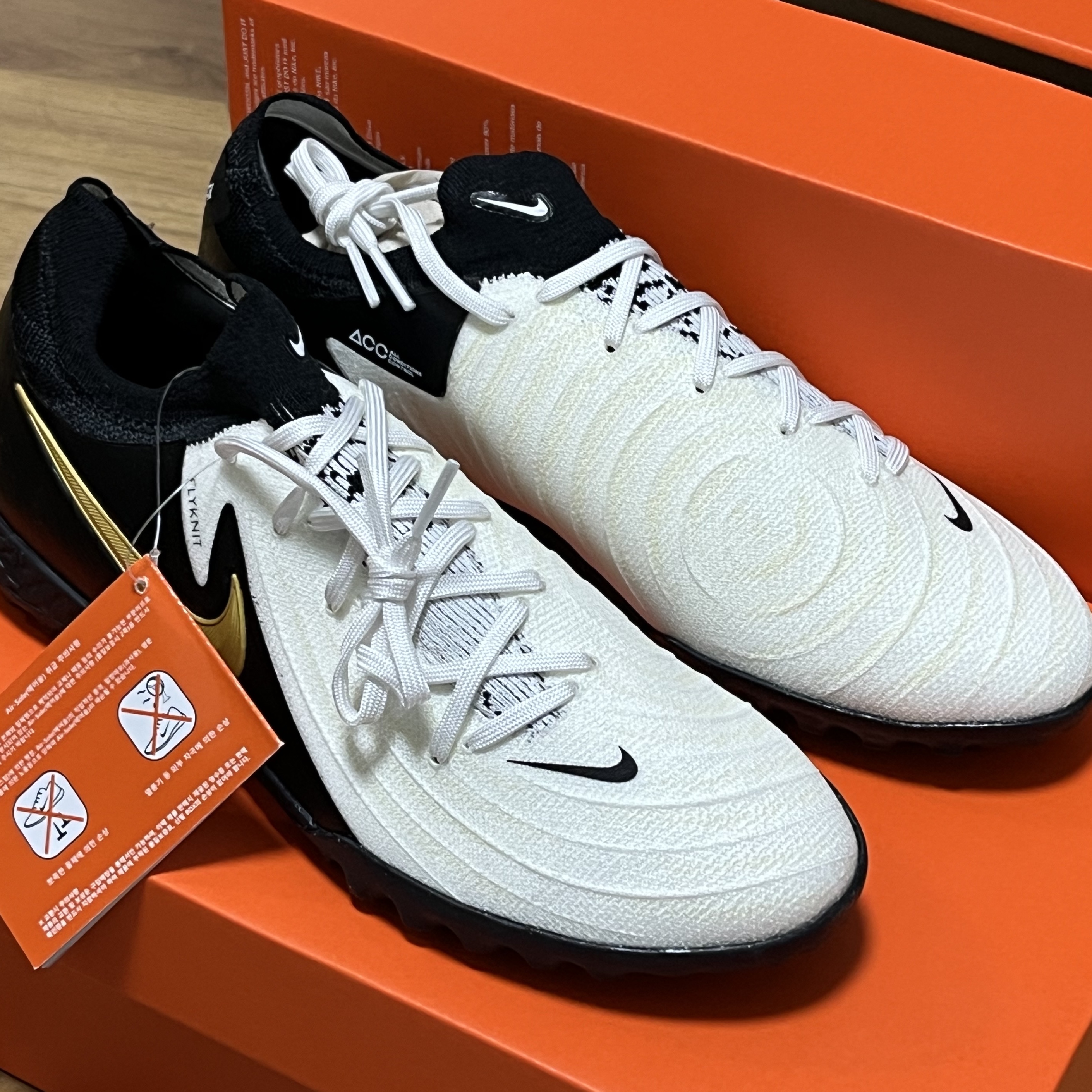 Nike Phantom GX 2 Pro TF White Metallic Gold Coin 착용 스타일 - 2