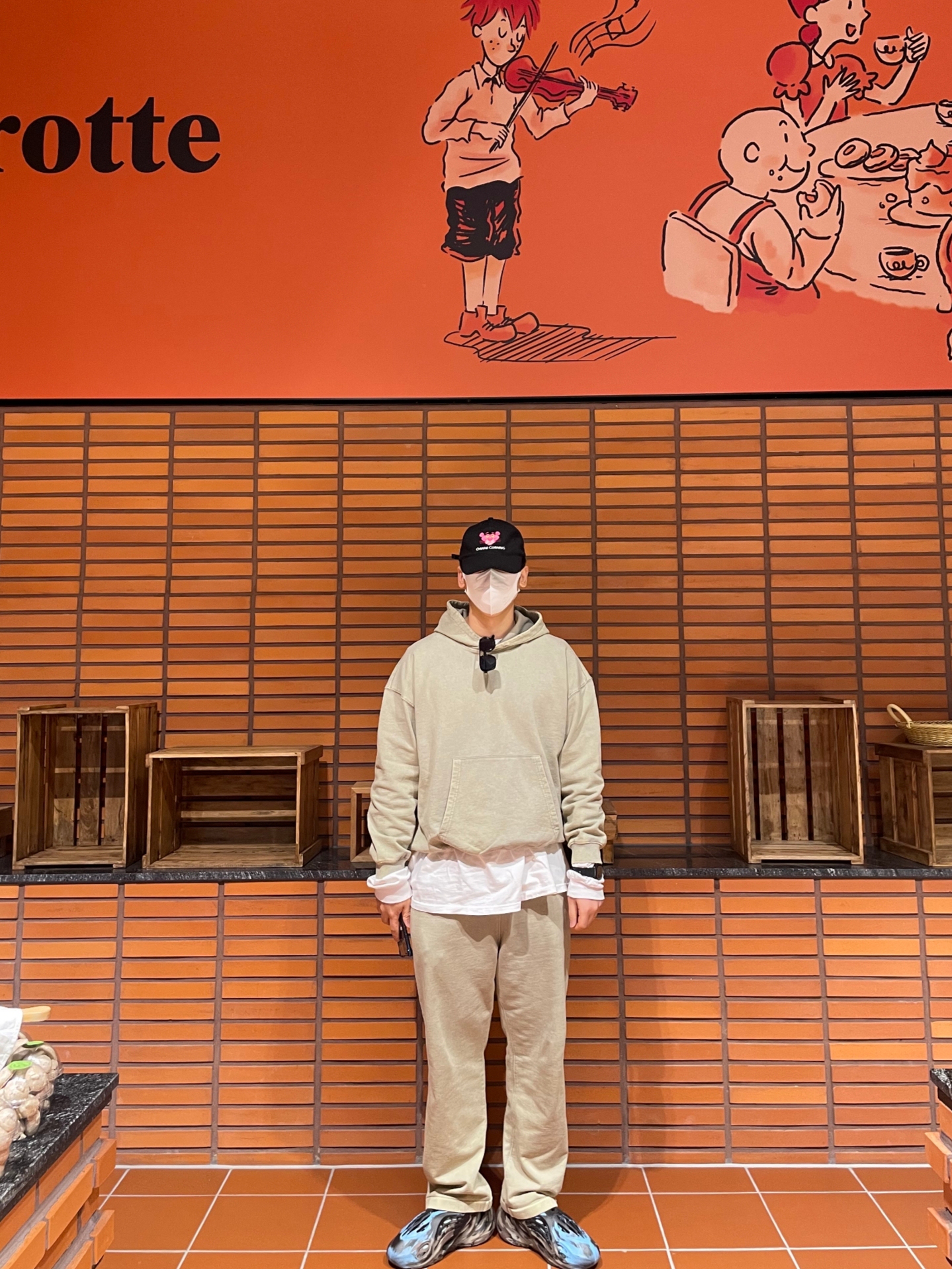 Adidas Yeezy Foam RNNR MX Cinder 착용 스타일