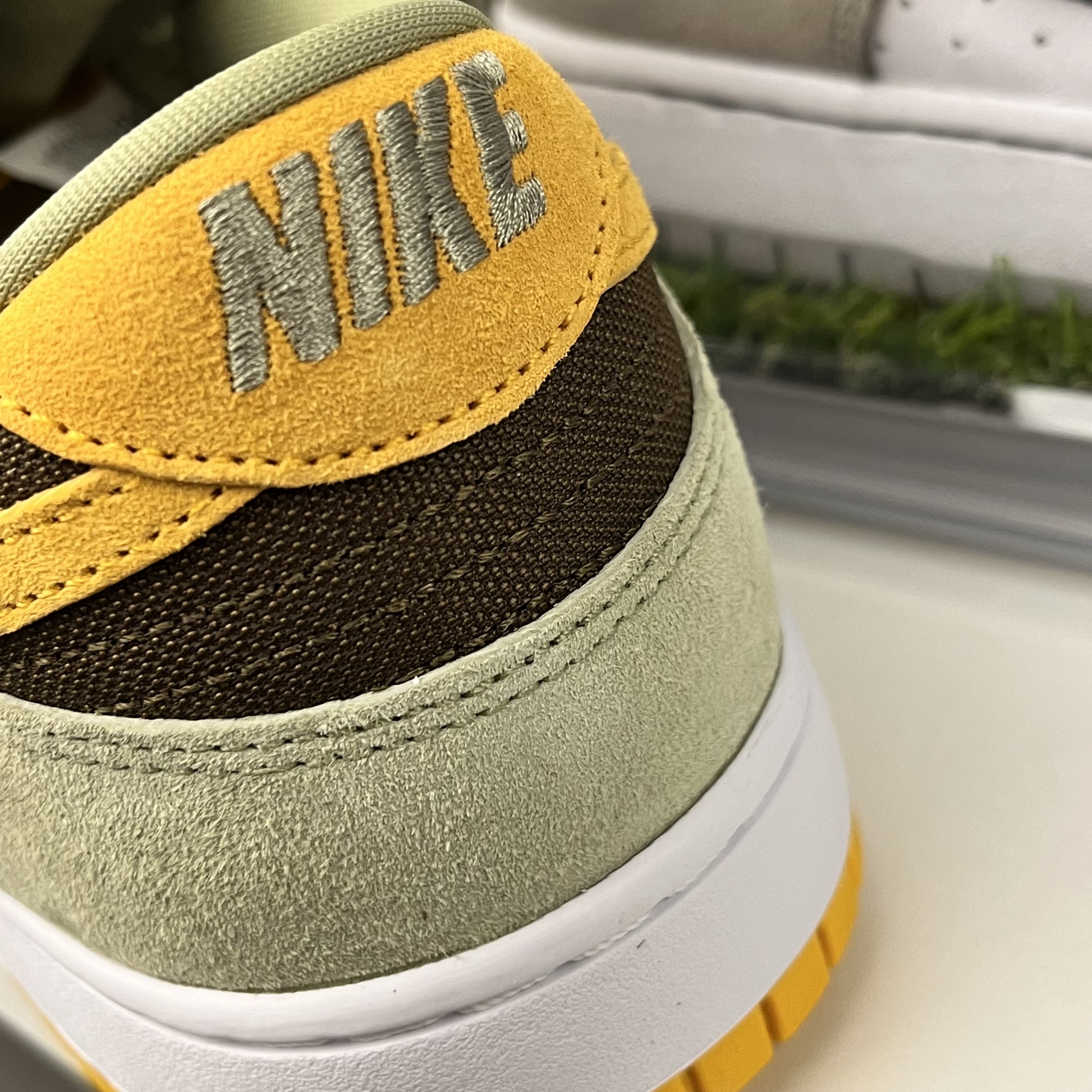 Nike Dunk Low SE Dusty Olive 착용 스타일 - 2
