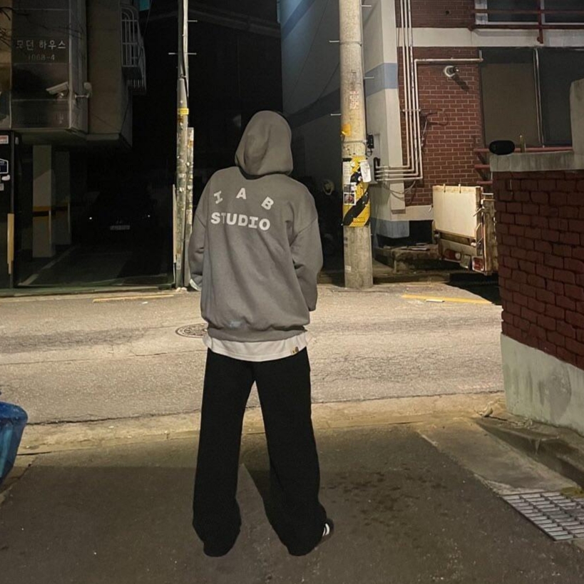 IAB Studio Zip-Up Hoodie Gray - 22FW, IAB Studio 10th Anniversary T-Shirt White 착용 스타일