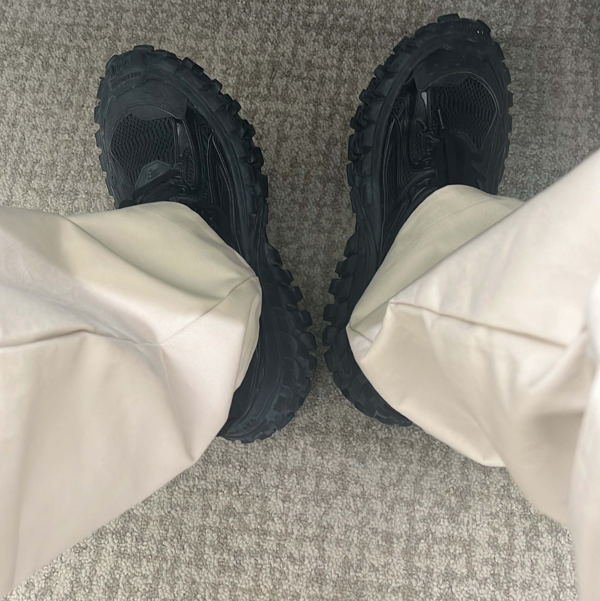 Balenciaga Defender Sneakers Black 착용 스타일