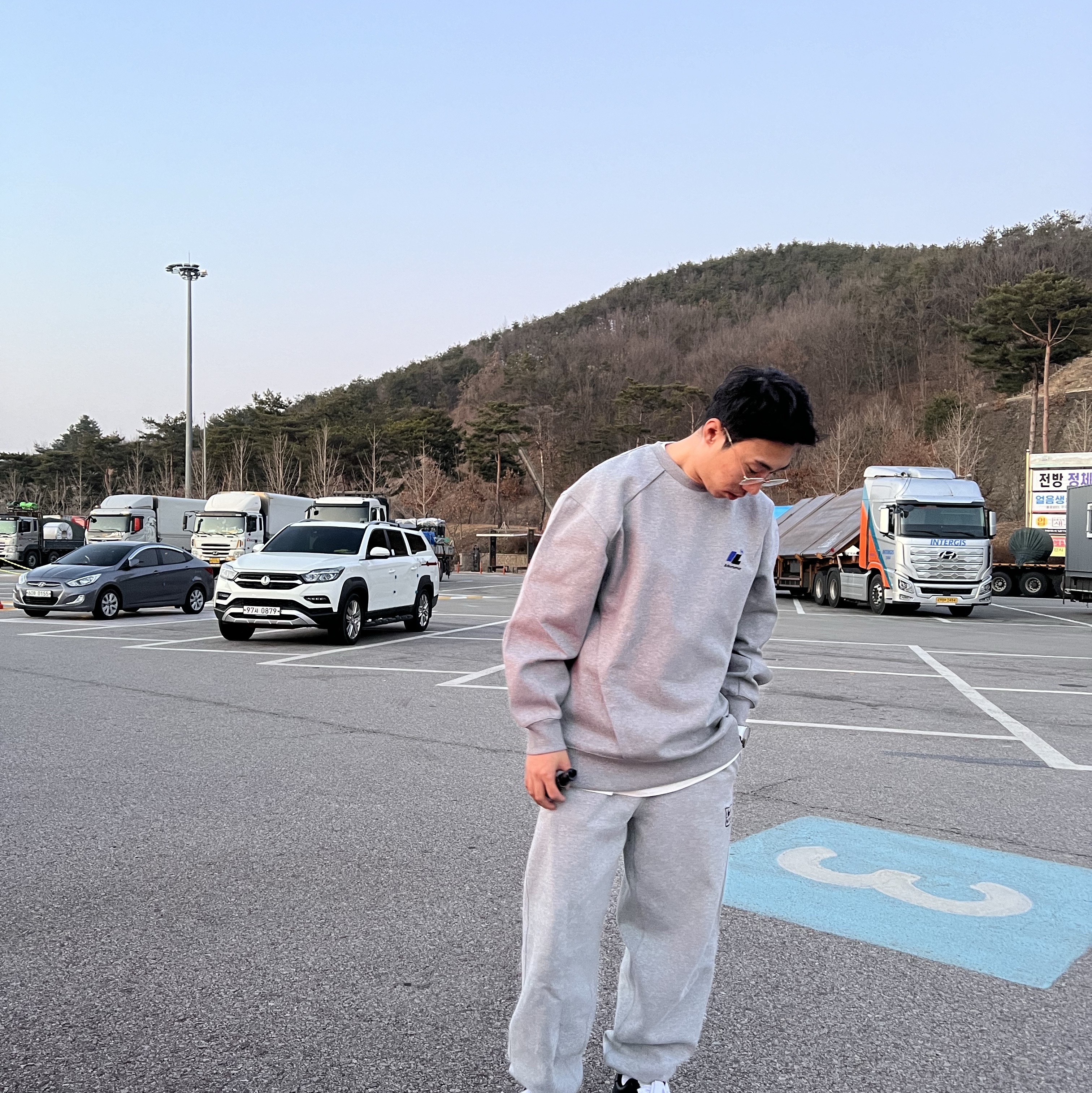 Zara x Ader Error Oversize Sweatshirt Grey, Nike x Stussy NRG Fleece Pants Dark Grey Heather (DO9340-063) 착용 스타일 - 3