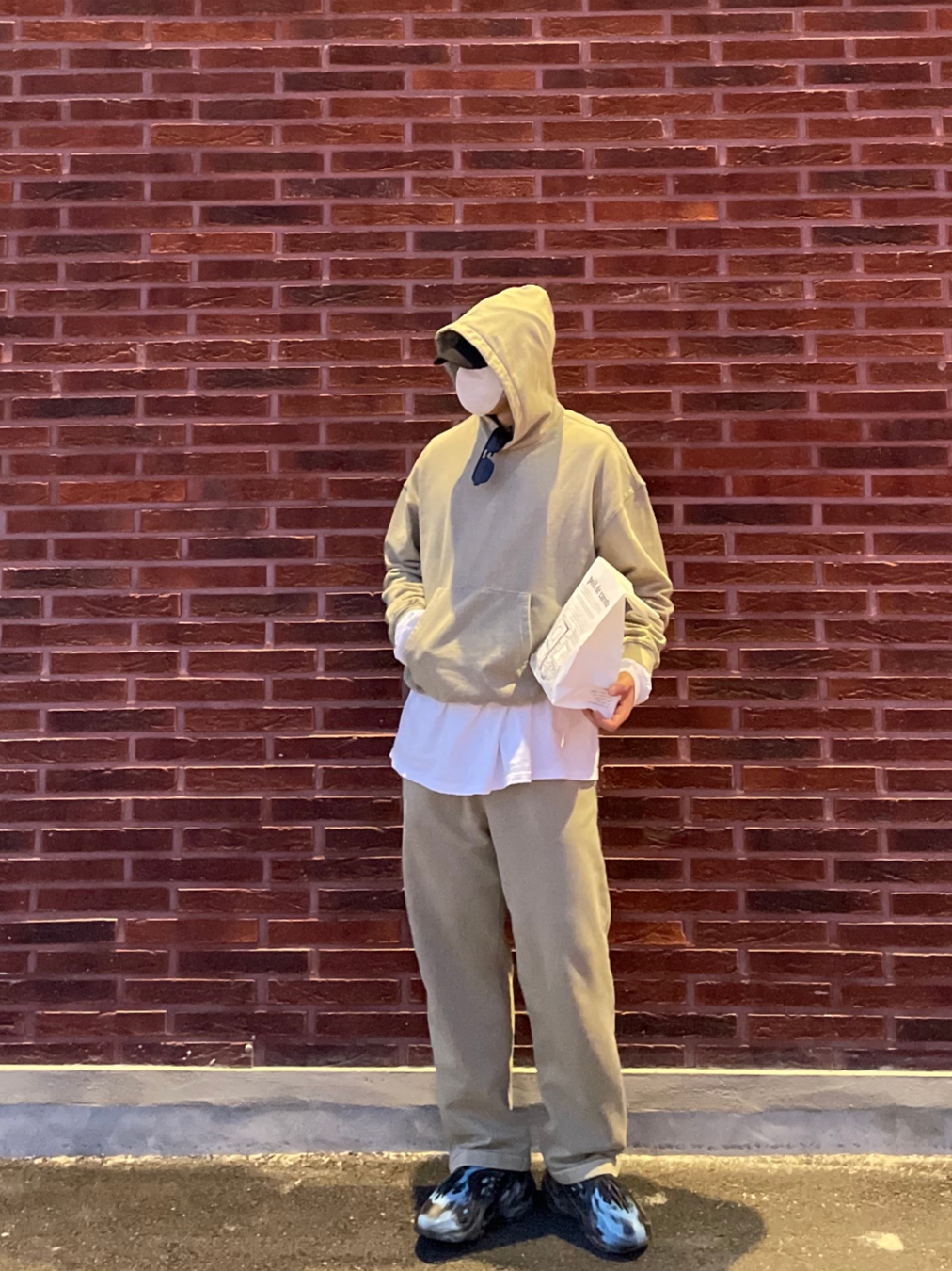 Adidas Yeezy Foam RNNR MX Cinder 착용 스타일