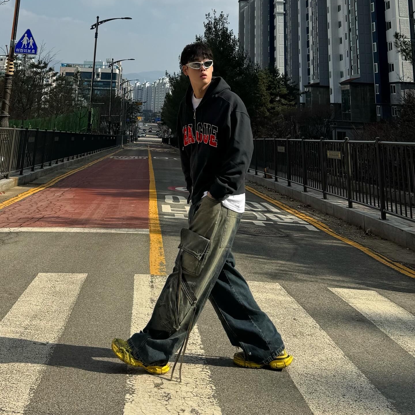 Balenciaga 3XL Sneakers Yellow Black 착용 스타일 - 1