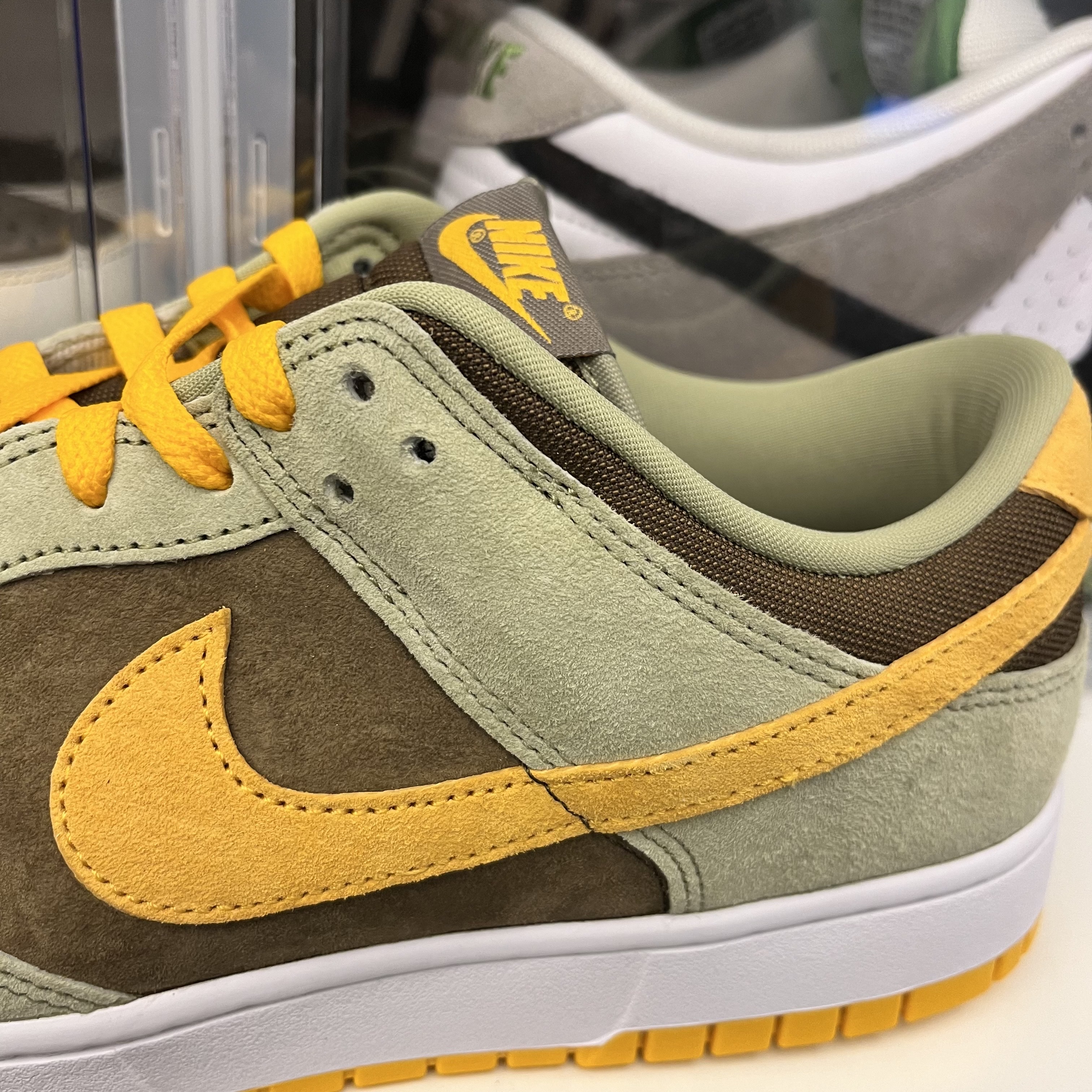 Nike Dunk Low SE Dusty Olive 착용 스타일 - 1