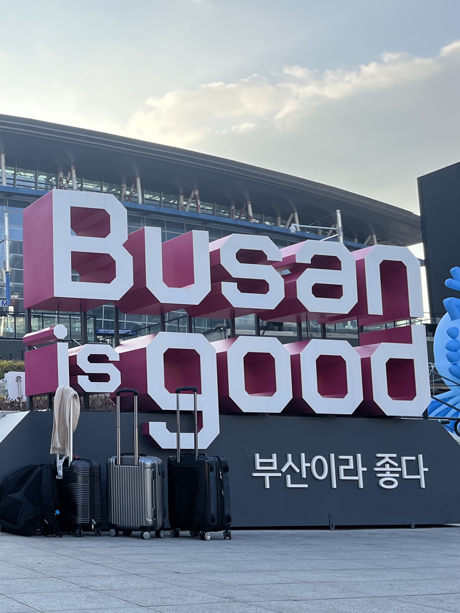 Jordan 1 Retro Low OG Black and Dark Powder Blue 착용 스타일 - 5