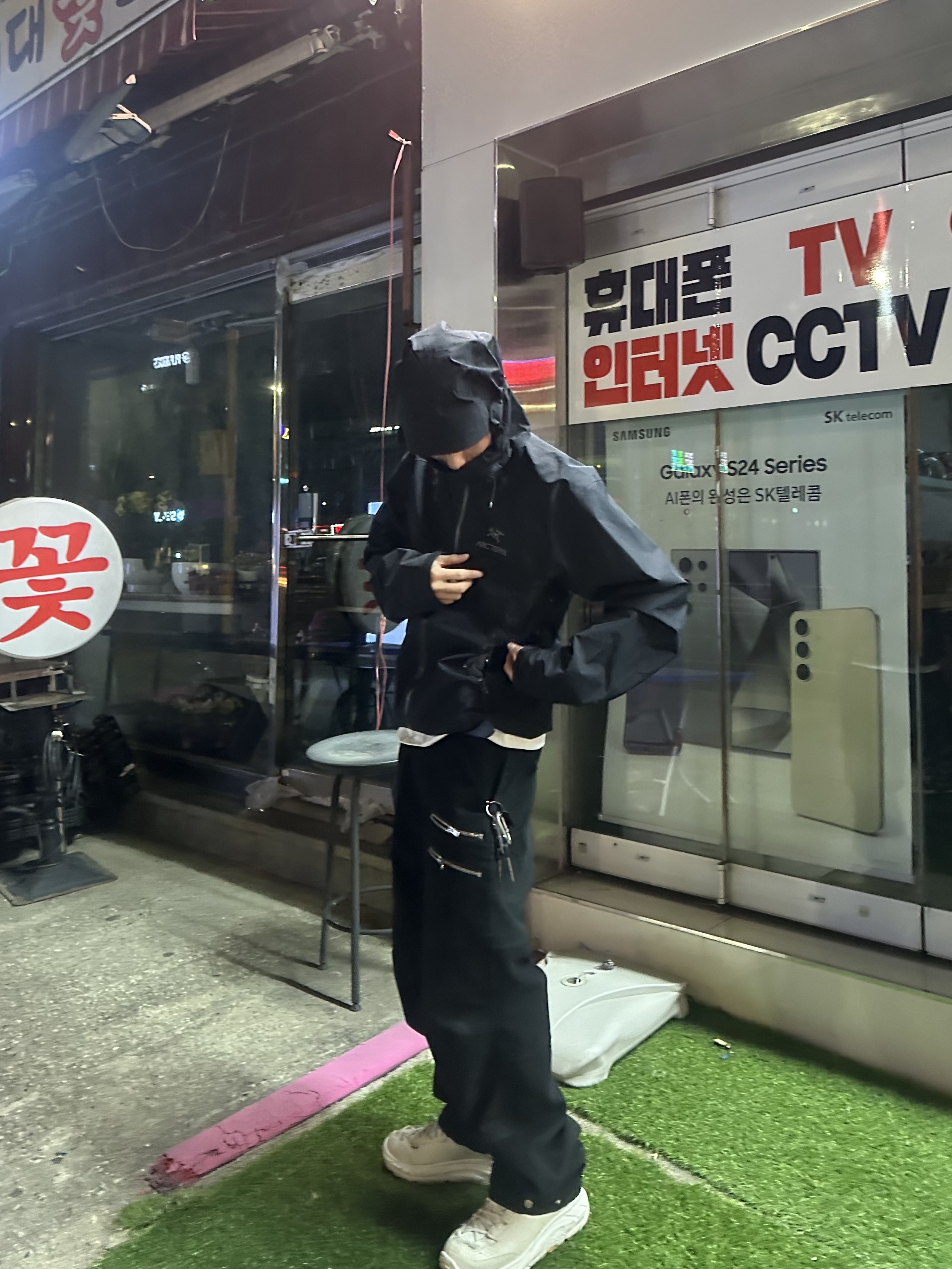 Arc'teryx Beta LT Jacket Black 착용 스타일