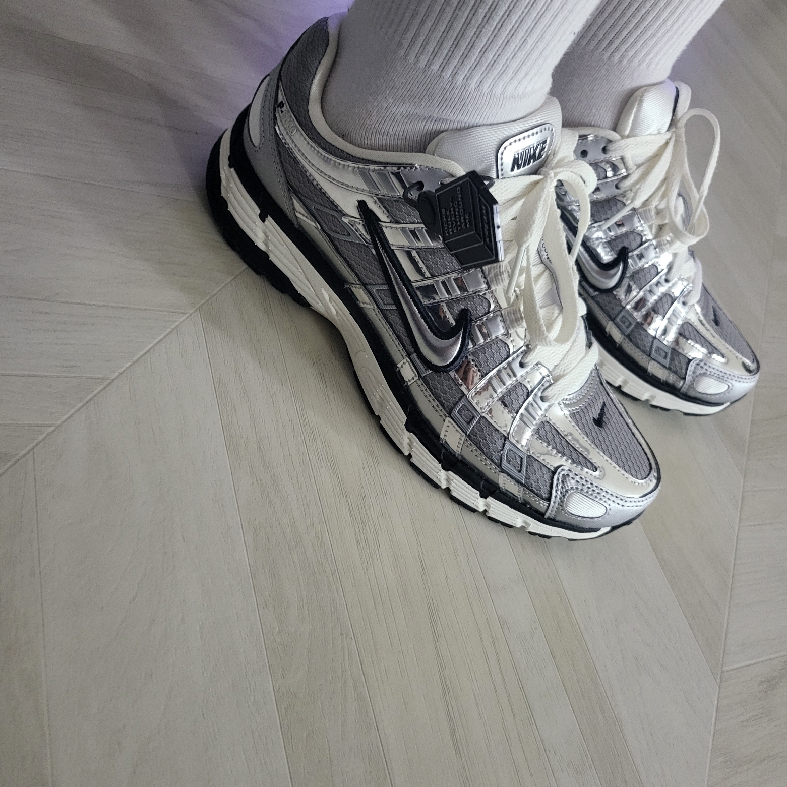 Nike P-6000 Metallic Silver 착용 스타일 - 2
