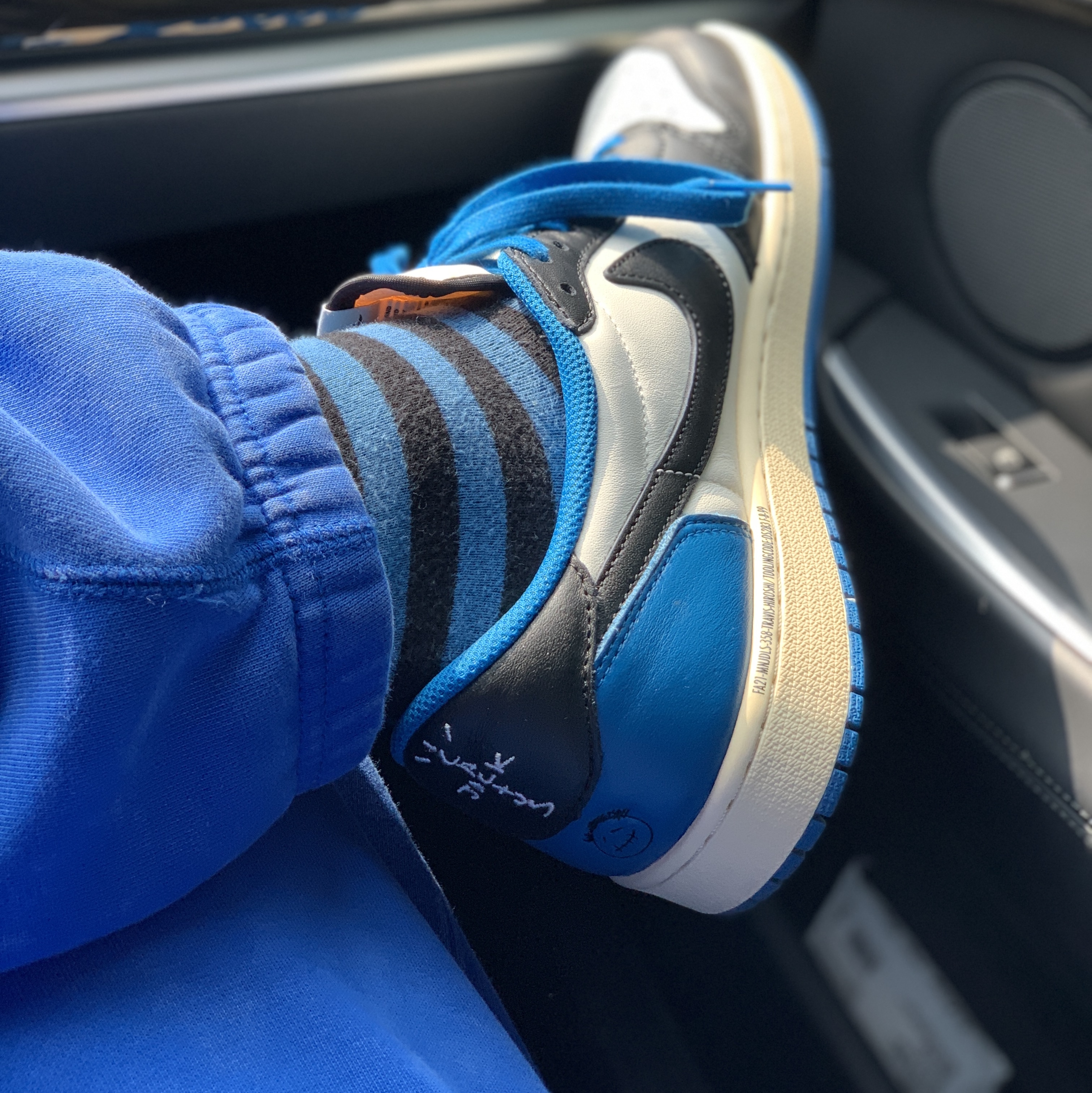 Jordan 1 x Travis Scott x Fragment Retro Low OG SP Military Blue, Nike x Stussy NRG Acid Washed Fleece Pants Game Royal (DR4025-480) 착용 스타일