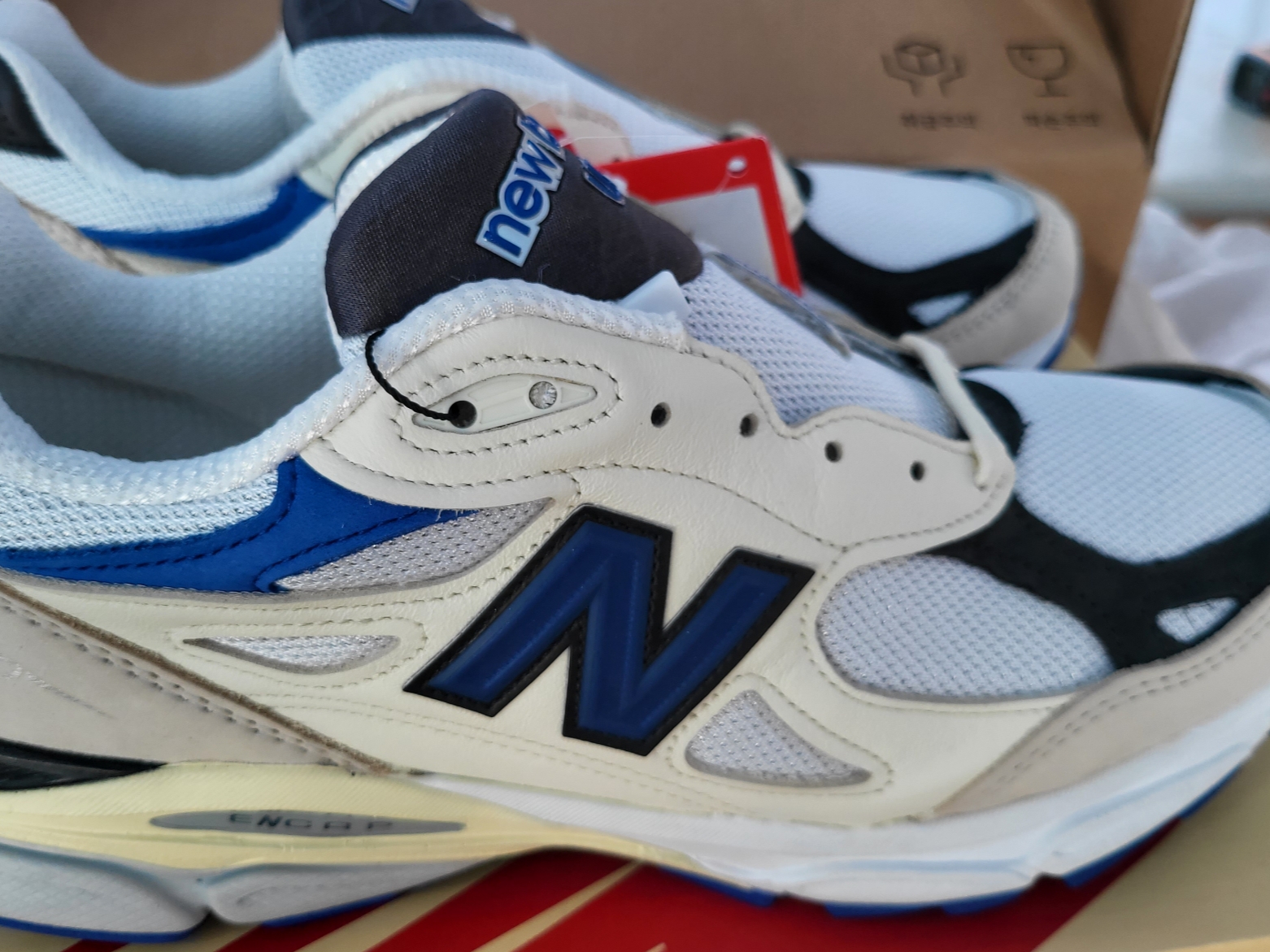 New Balance 990v3 Made in USA White Blue 착용 스타일 - 5