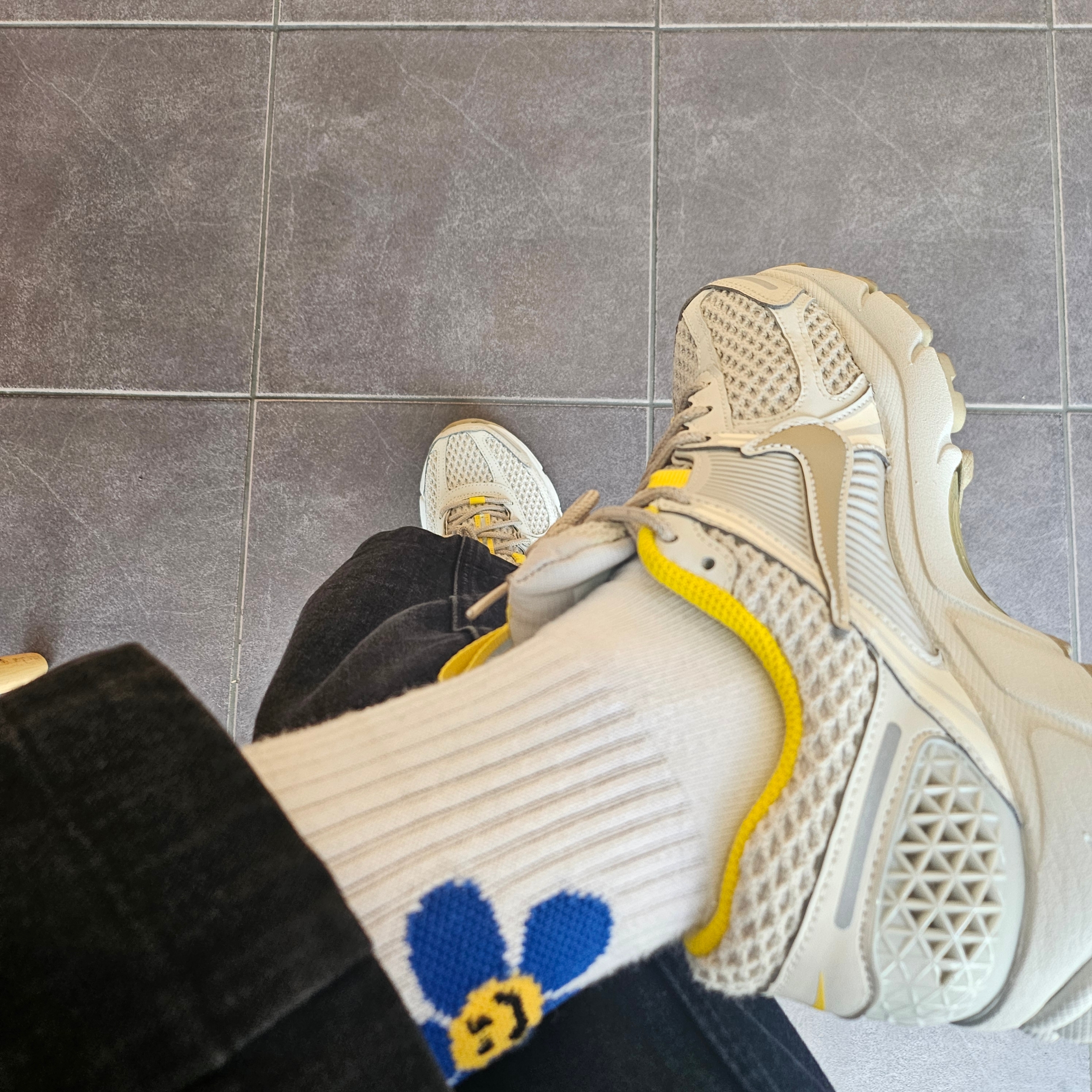 (W) Nike Zoom Vomero 5 Light Bone 착용 스타일