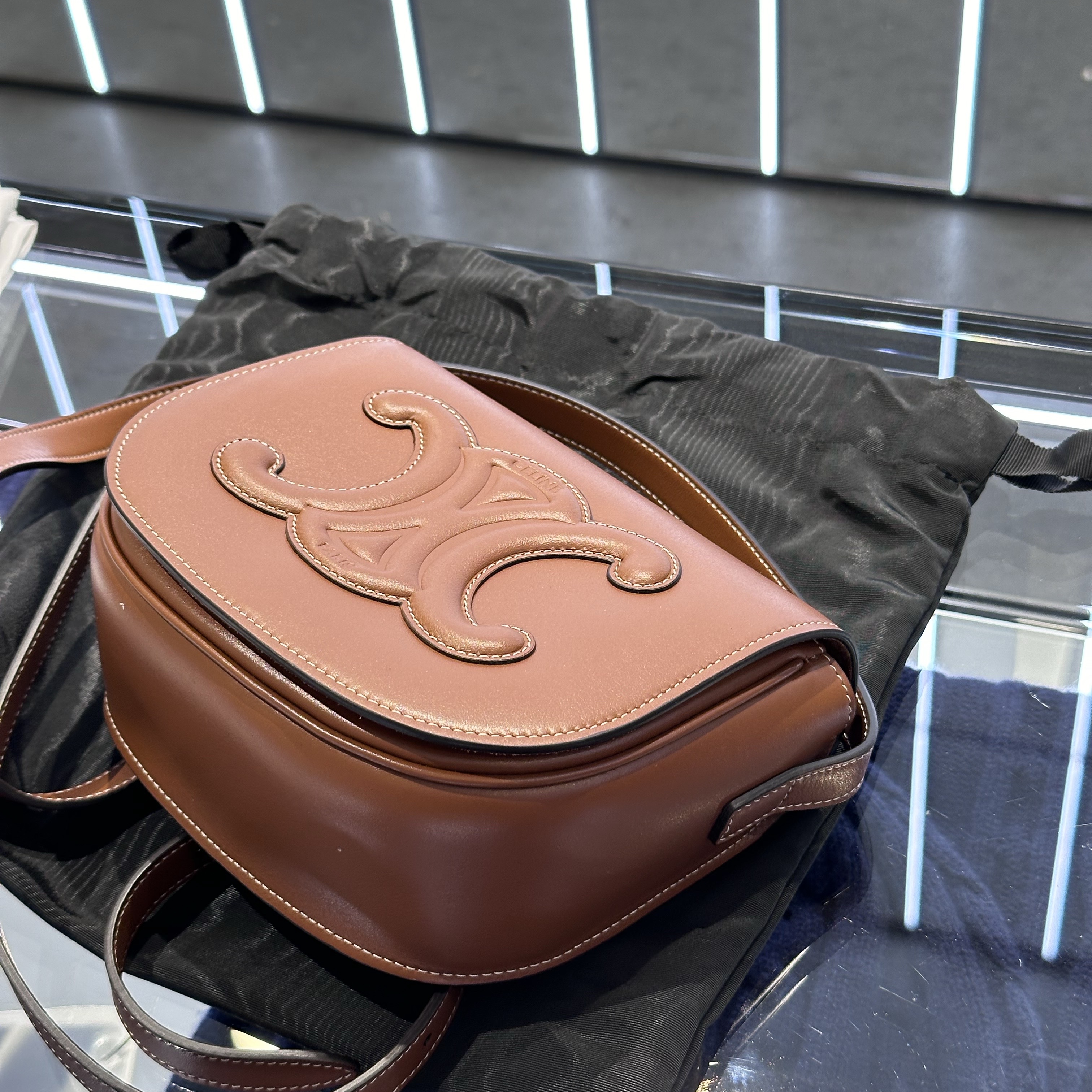 Celine Folco Cuir Triomphe in Smooth Calfskin Tan 착용 스타일