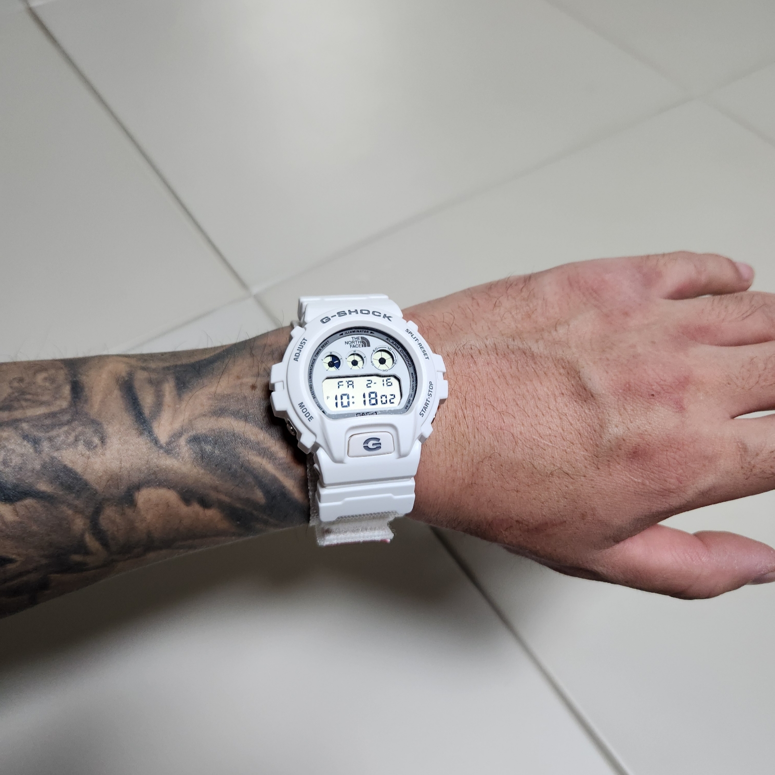 Casio G-Shock x Supreme x The North Face DW-6900 White 착용 스타일 - 4