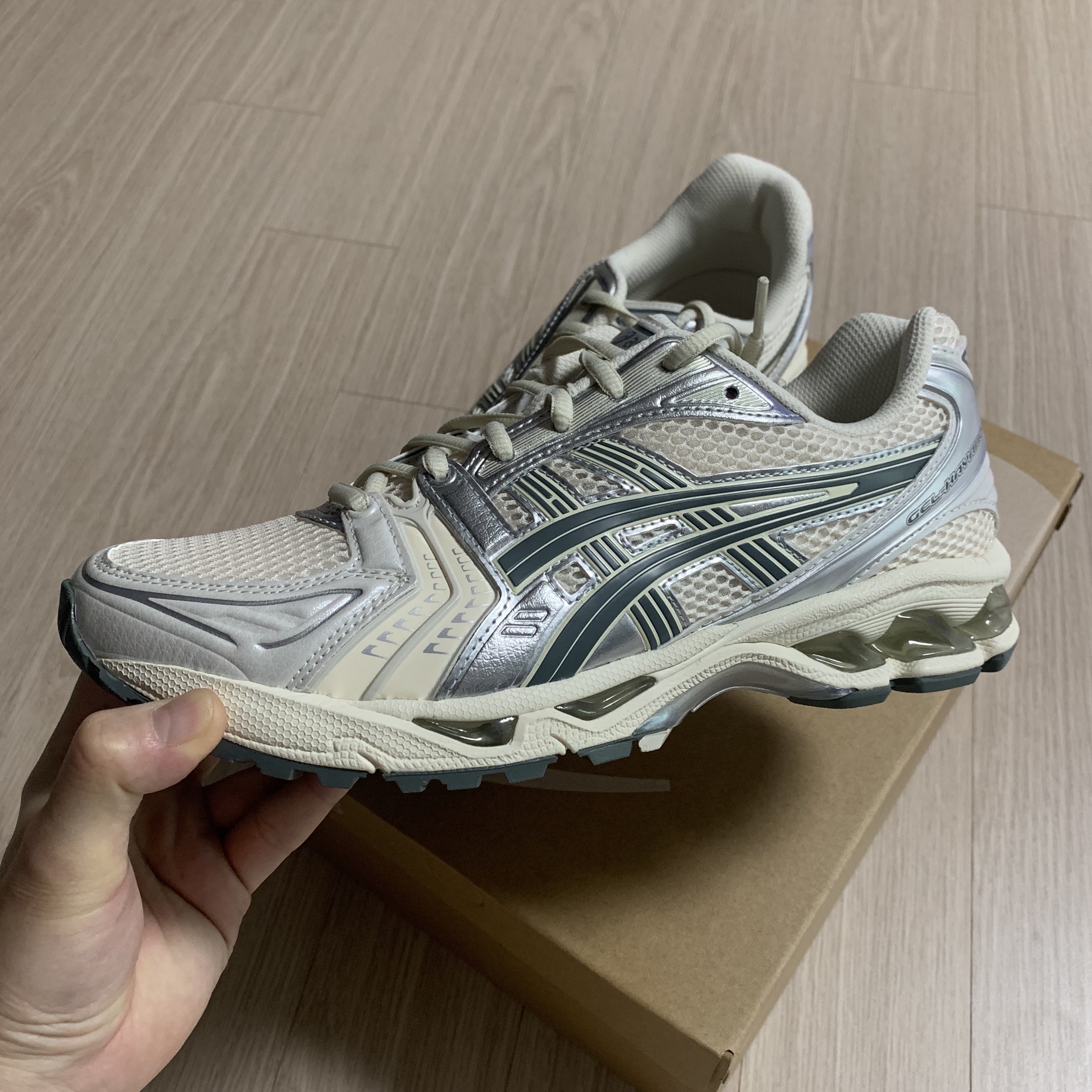 Asics Gel-Kayano 14 Birch Dark Pewter 착용 스타일 - 2