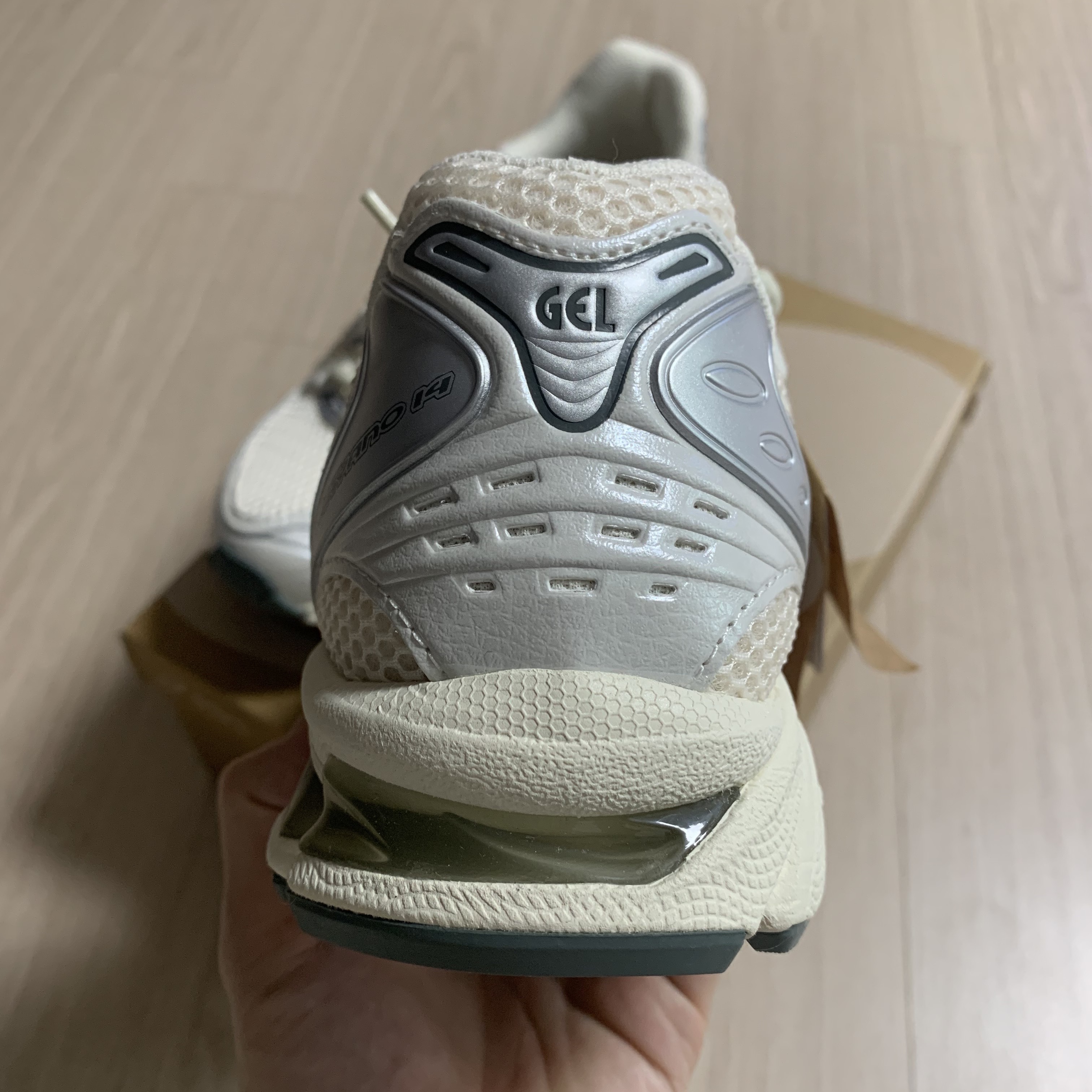 Asics Gel-Kayano 14 Birch Dark Pewter 착용 스타일 - 3