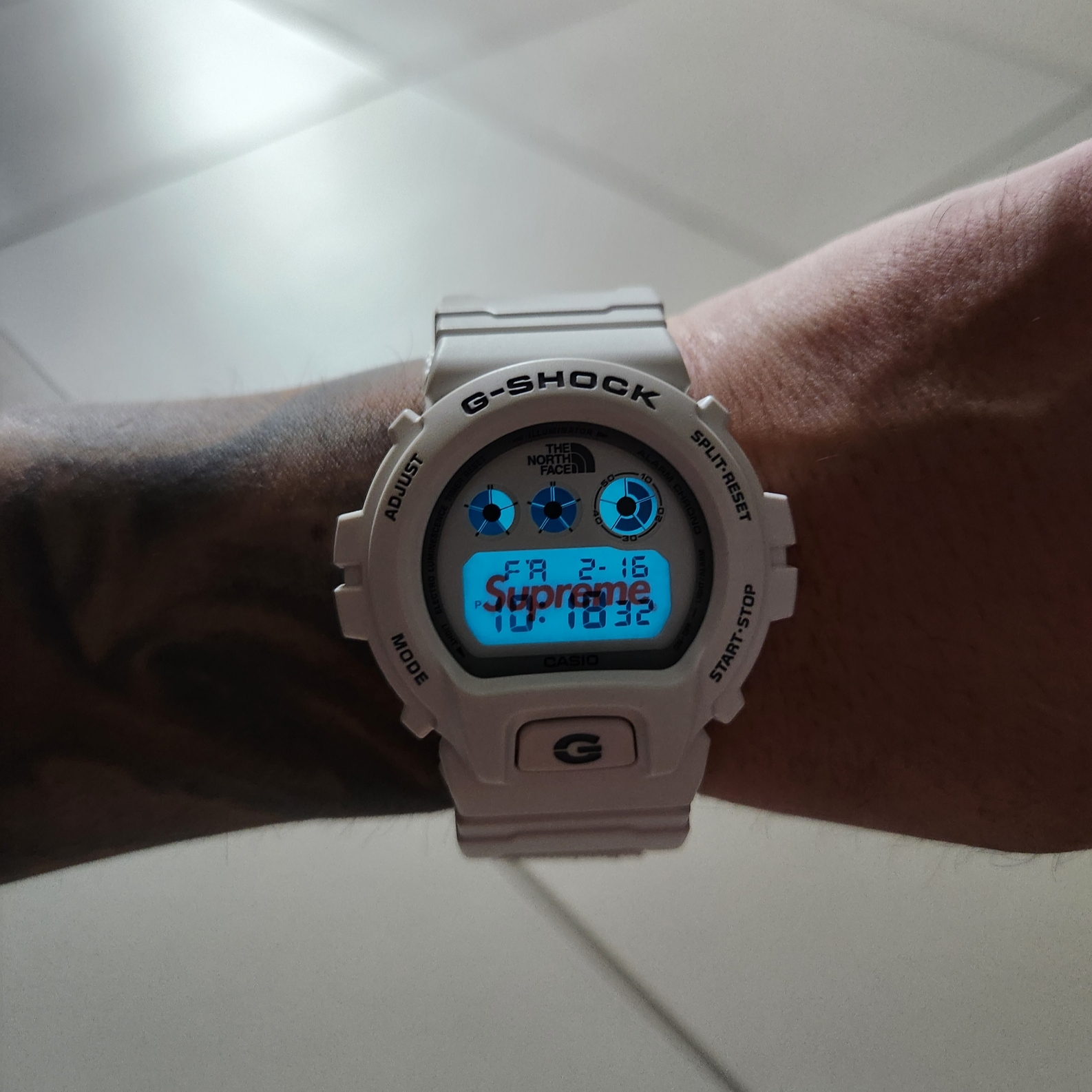 Casio G-Shock x Supreme x The North Face DW-6900 White 착용 스타일 - 1