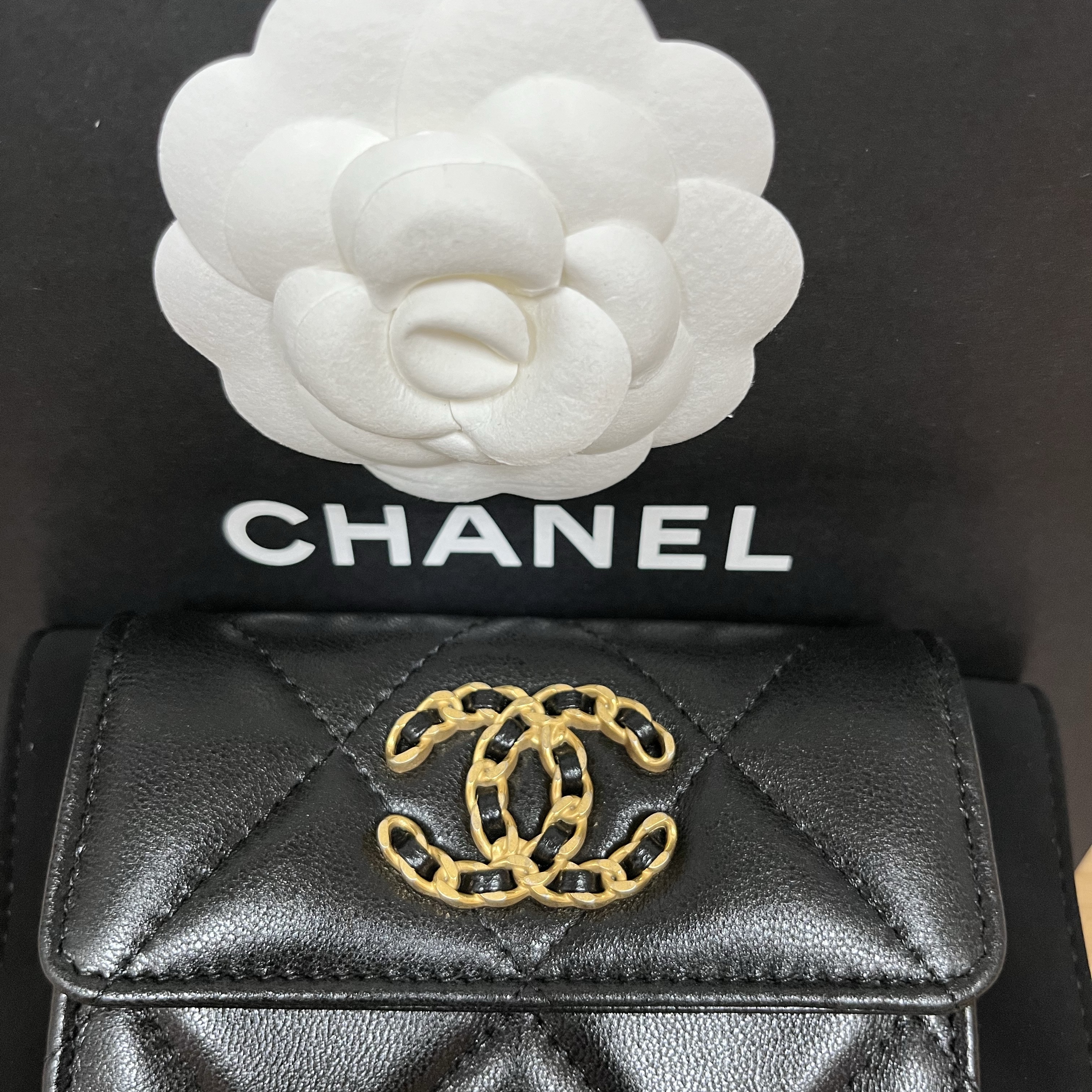 Chanel 19 Flap Card Holder Lambskin & Gold Black 착용 스타일
