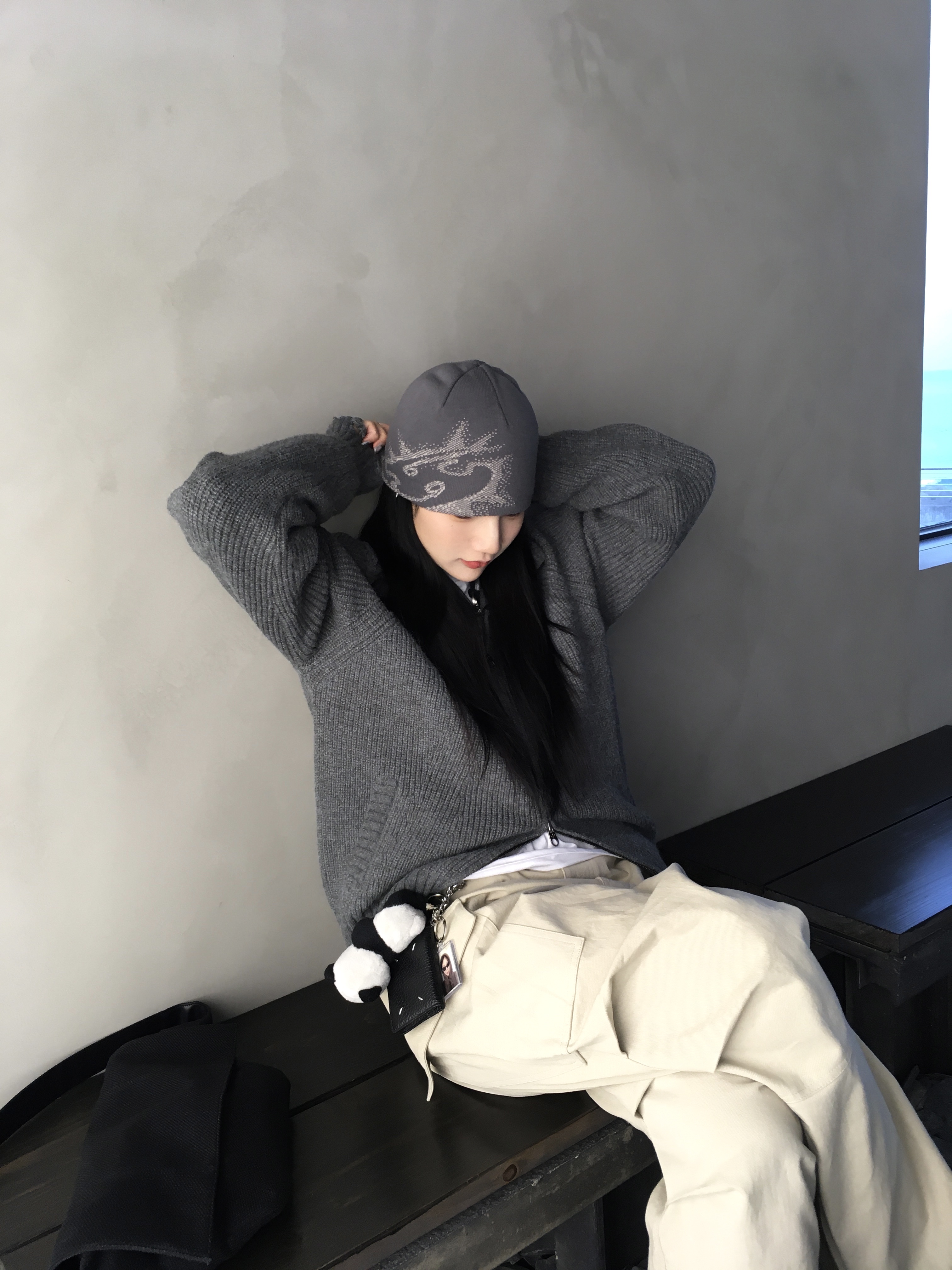 Nonnod Side Zip Cargo Pants Beige, Sansan Gear Logo Beanie Charcoal - 23FW 착용 스타일 - 1