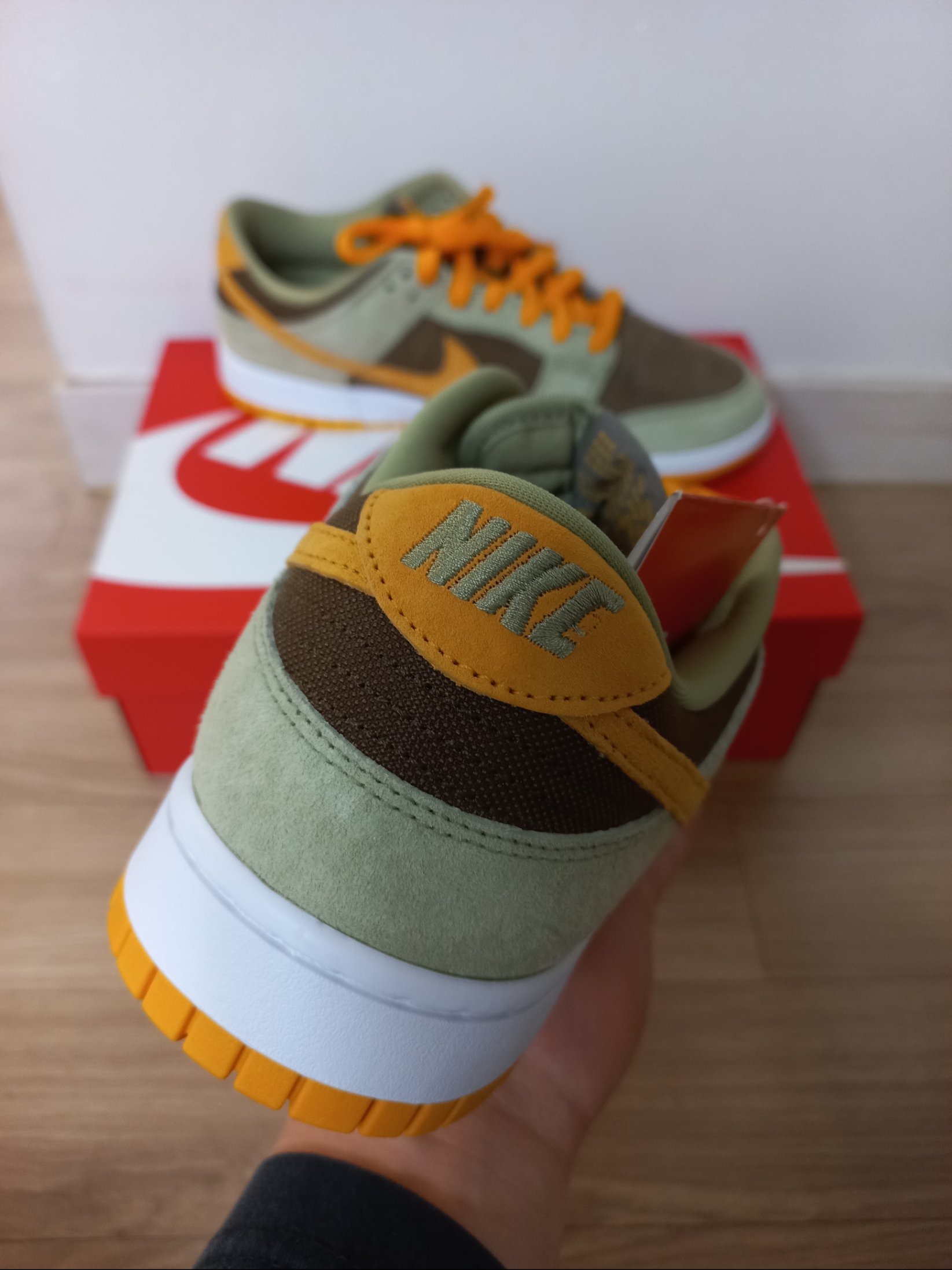 Nike Dunk Low SE Dusty Olive 착용 스타일 - 2
