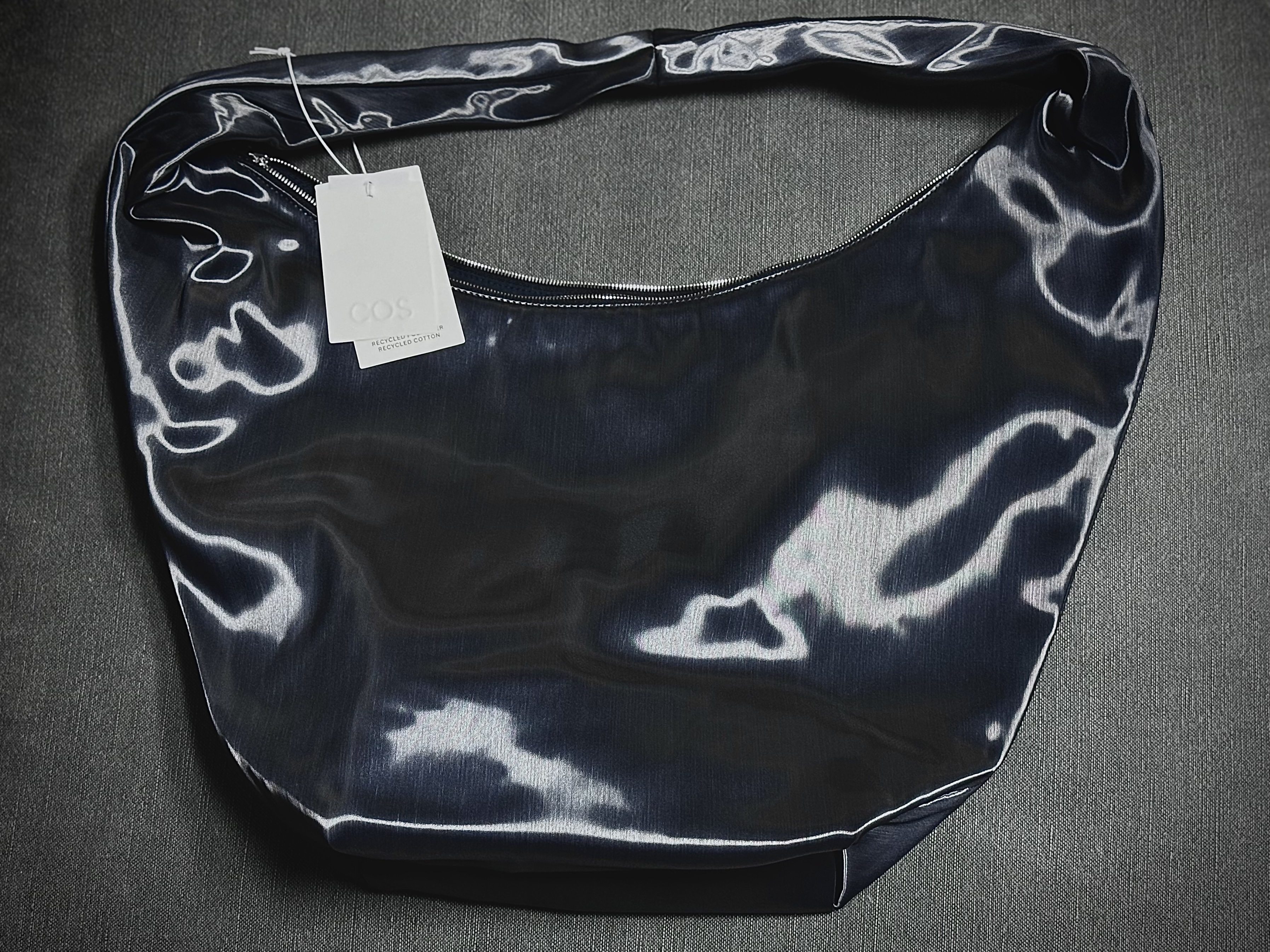 COS High Shine Crossbody Bag Navy 착용 스타일