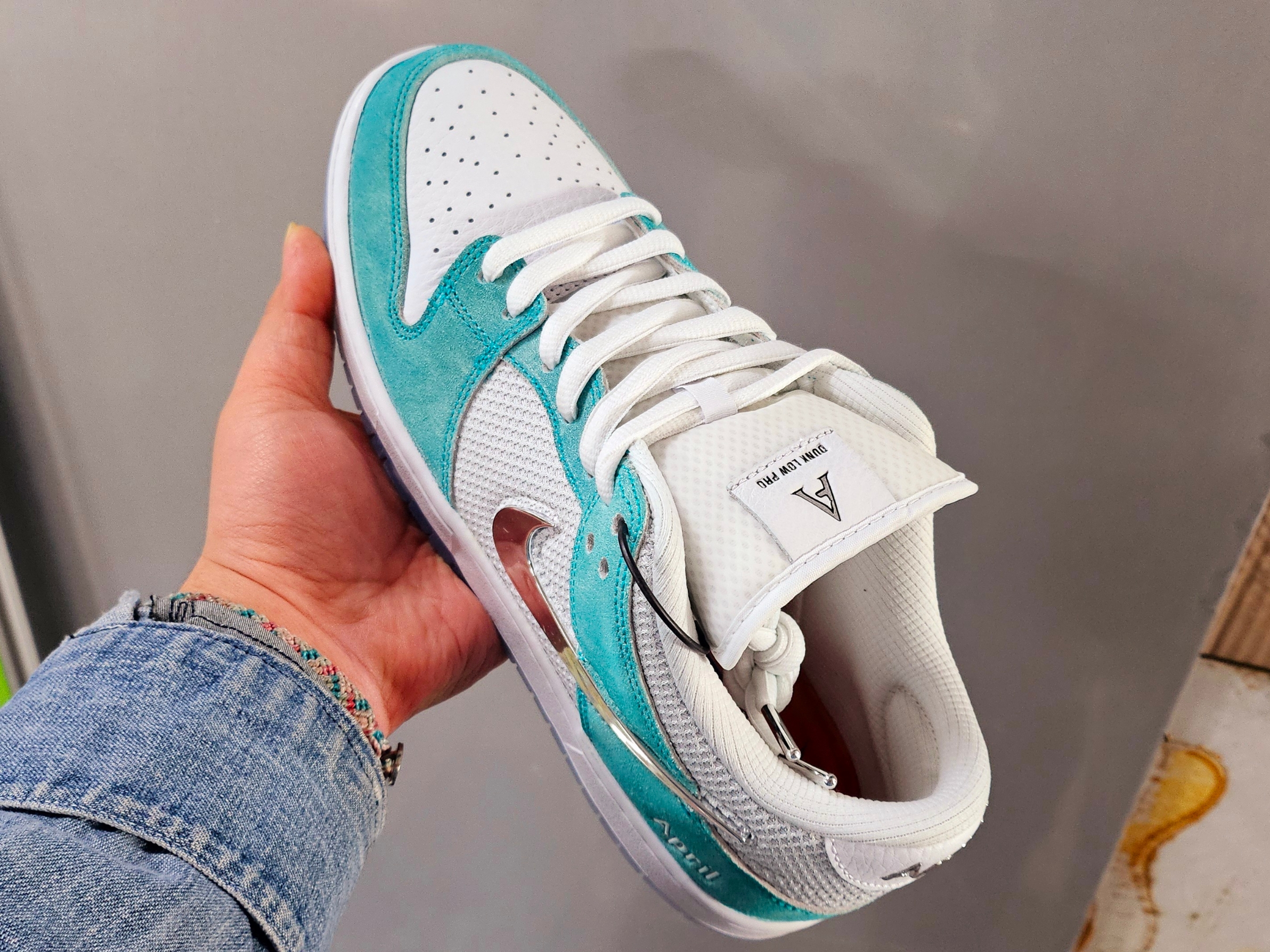 Nike x April Skateboards SB Dunk Low Pro QS Racer Blue Metallic Silver 착용 스타일 - 3