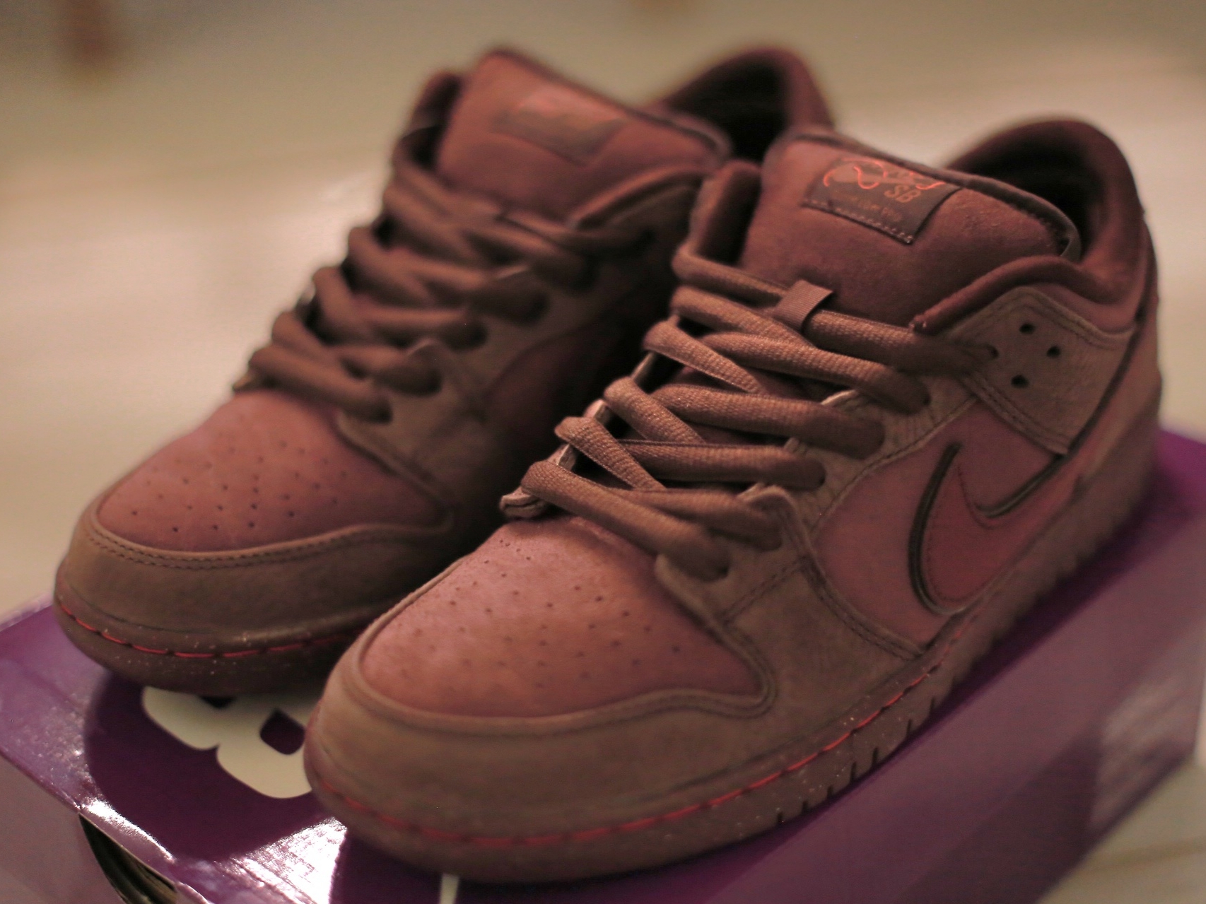 Nike SB Dunk Low PRM Burgundy Crush 착용 스타일 - 2
