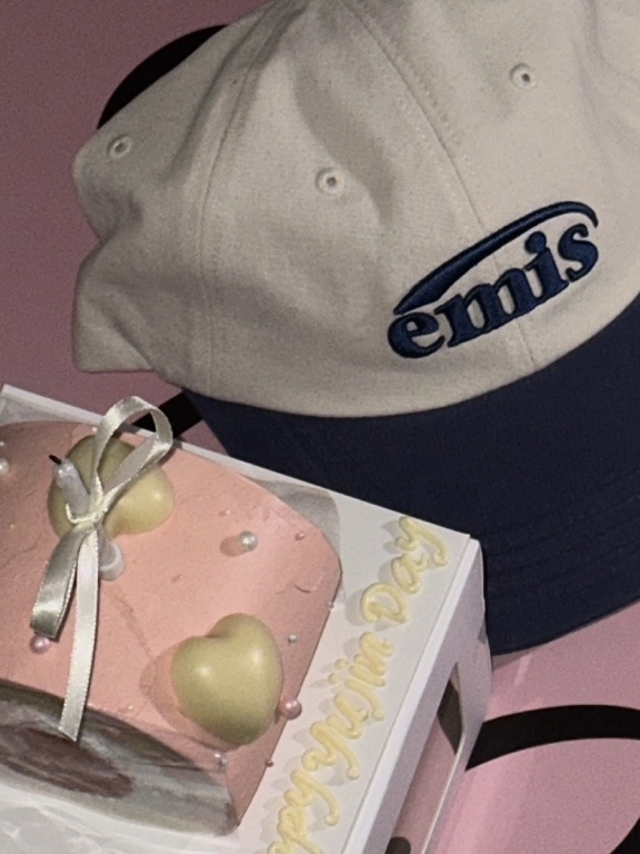 Emis New Logo Ball Cap Two Tone Navy 착용 스타일 - 1