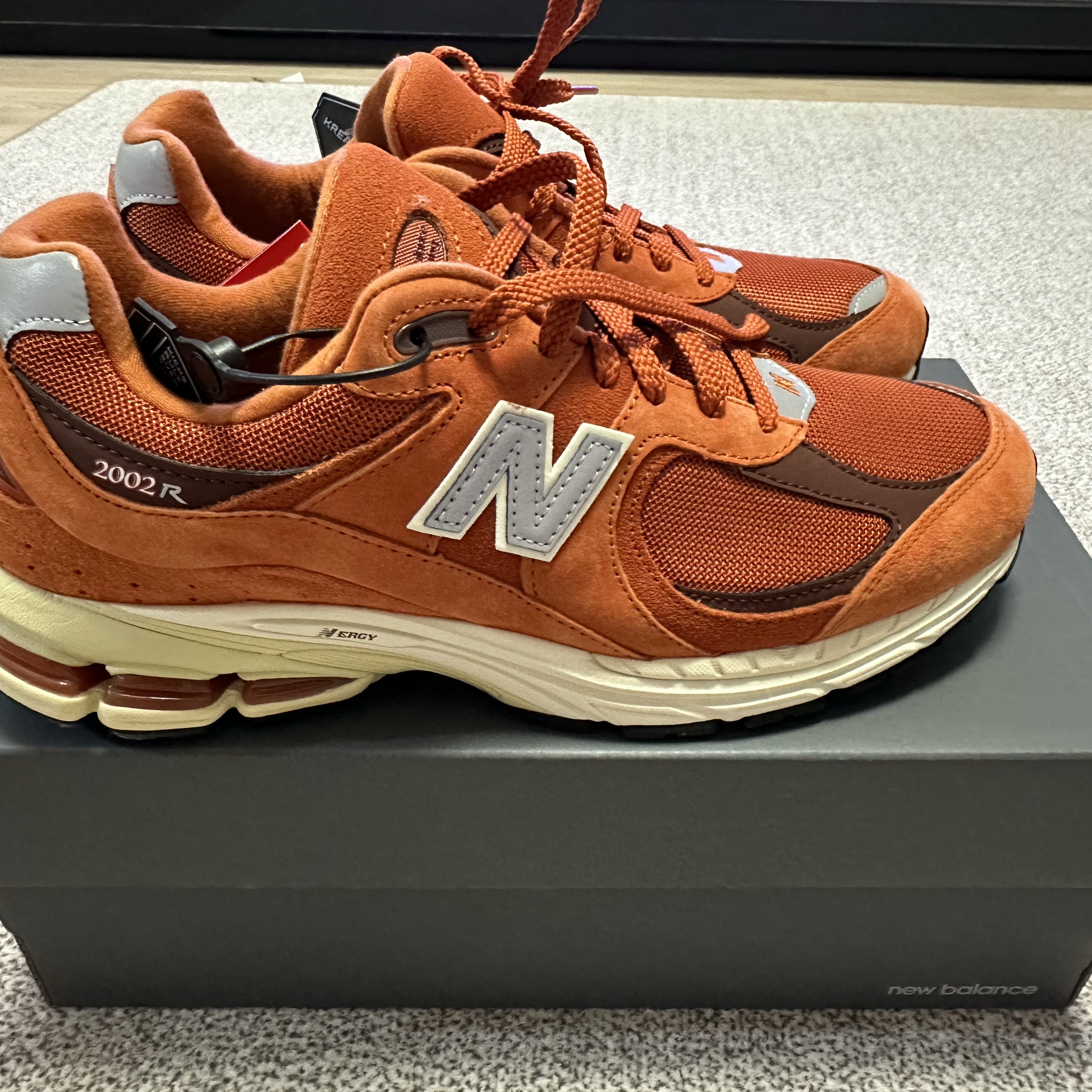 New Balance 2002R Rust Oxide 착용 스타일