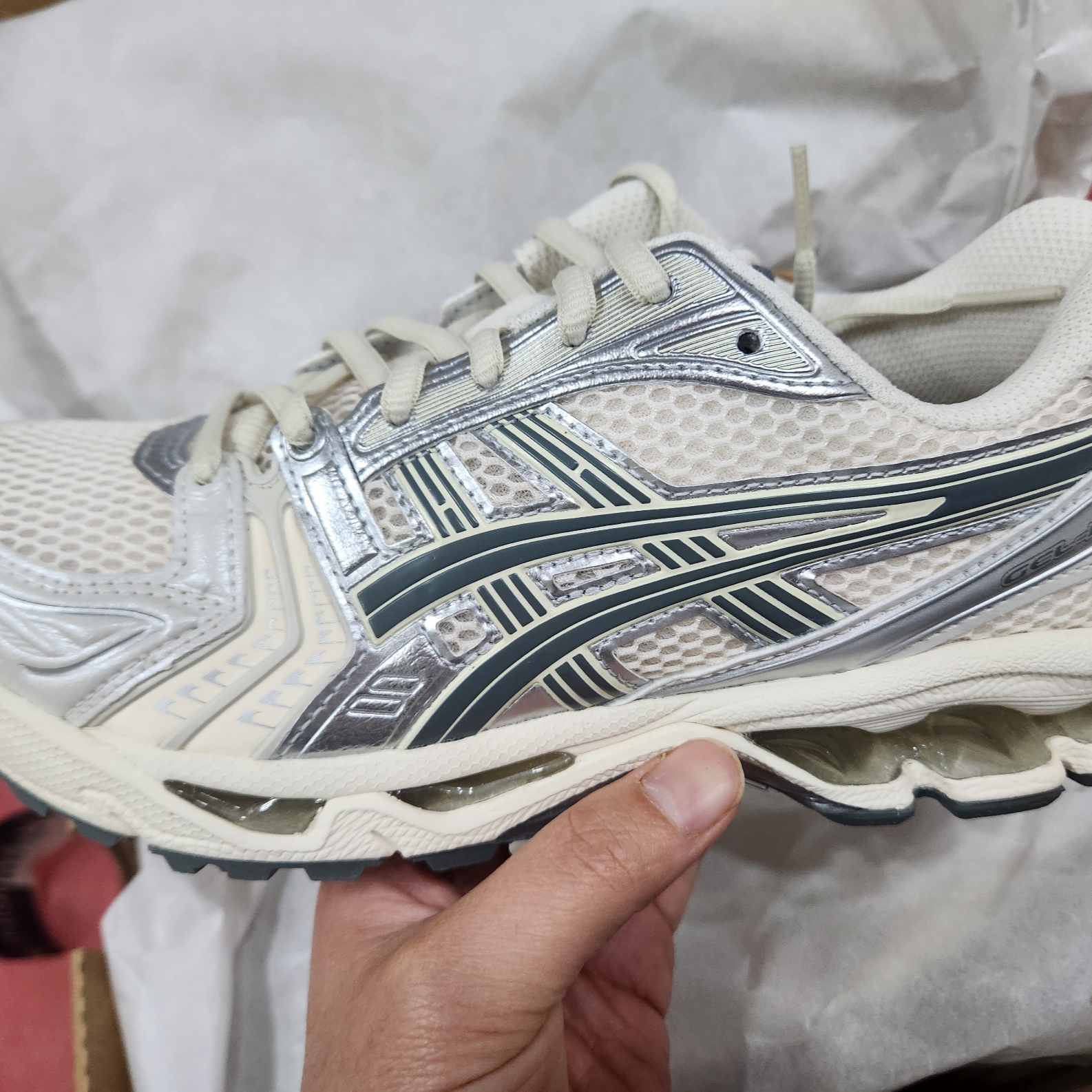 Asics Gel-Kayano 14 Birch Dark Pewter 착용 스타일