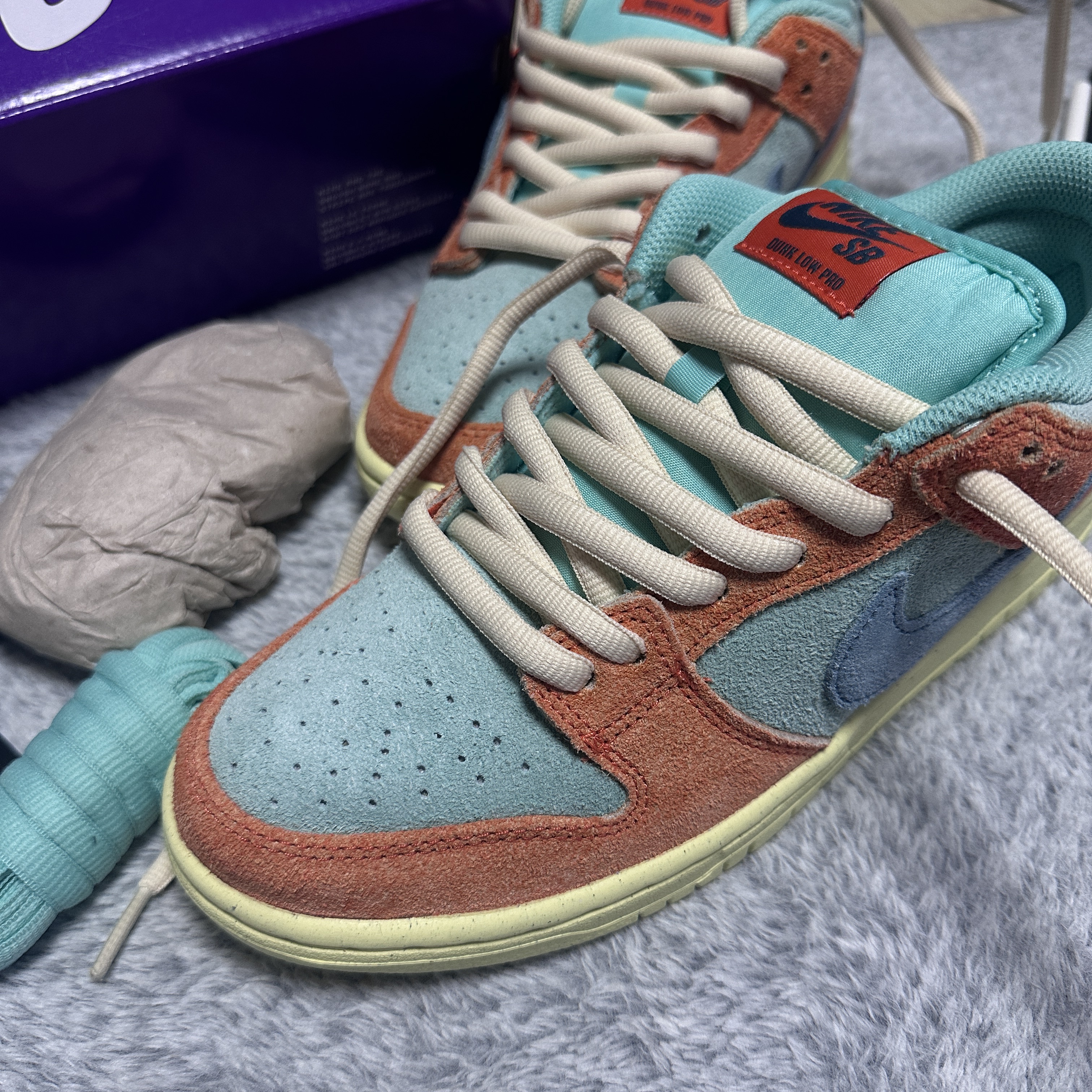 Nike SB Dunk Low Pro Premium Orange and Emerald Rise 착용 스타일