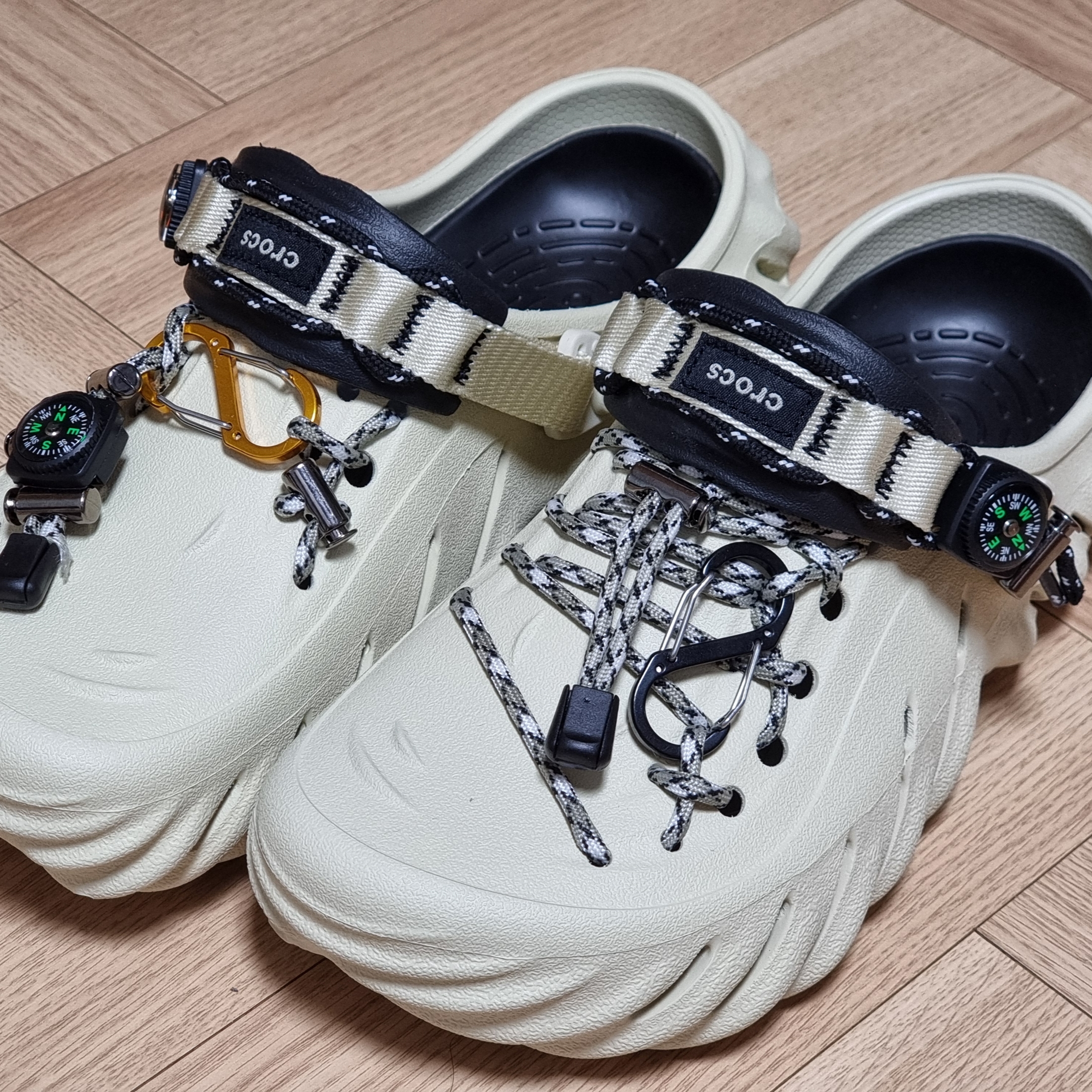 Crocs Echo Clog Bone Black 착용 스타일