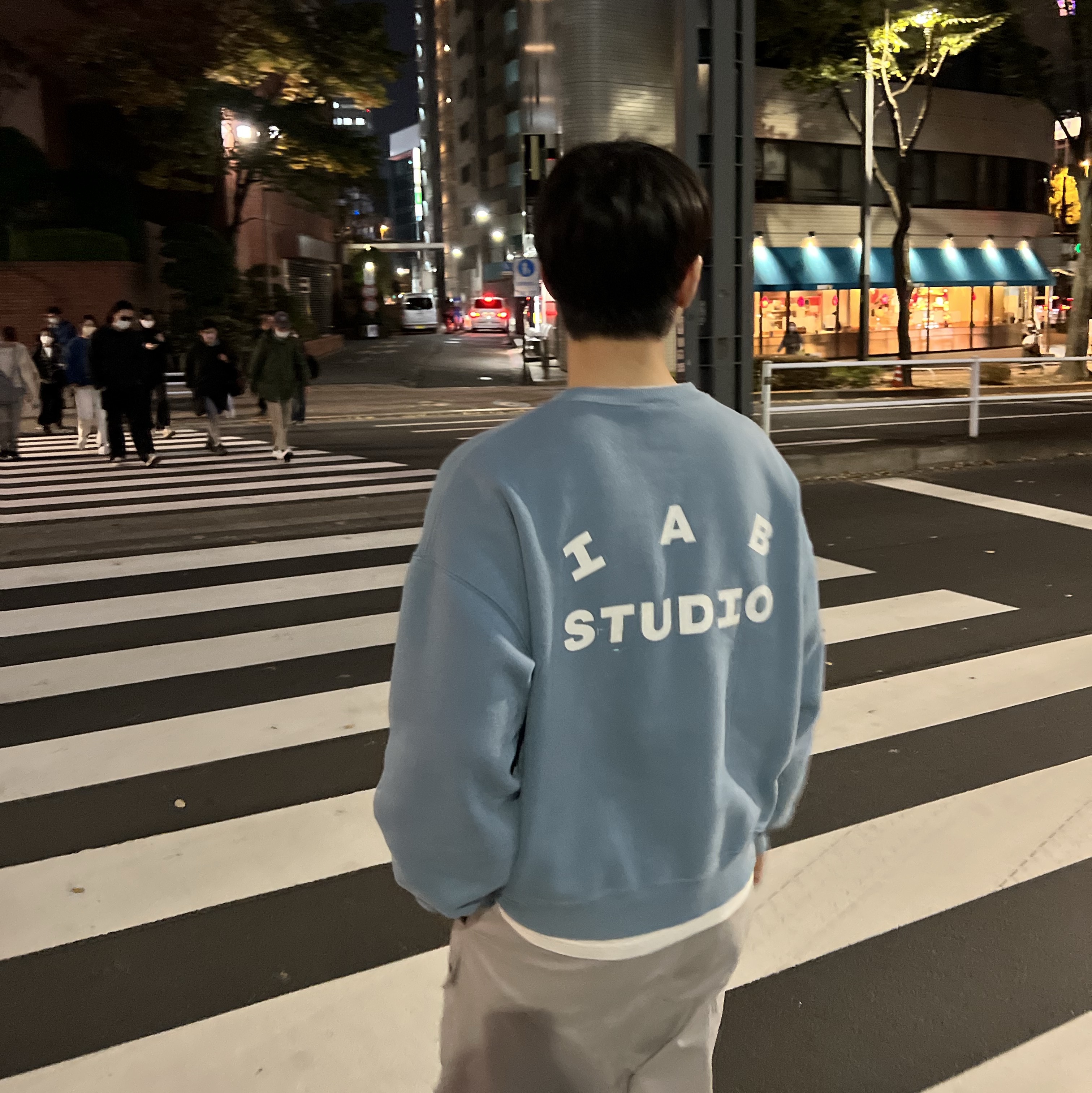 IAB Studio Crewneck Sky Blue 착용 스타일
