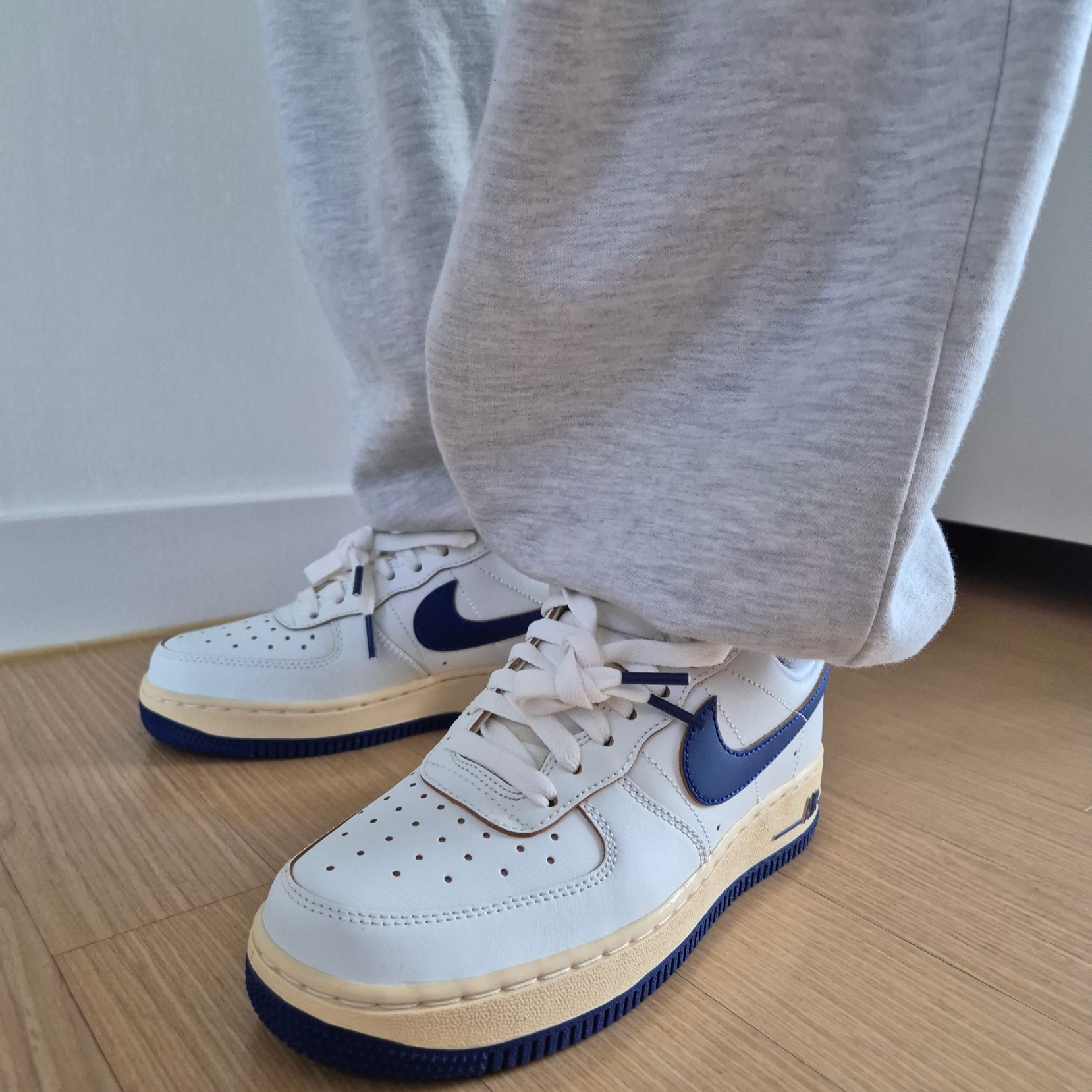 (W) Nike Air Force 1 '07 Sail Pale Vanilla 착용 스타일 - 1