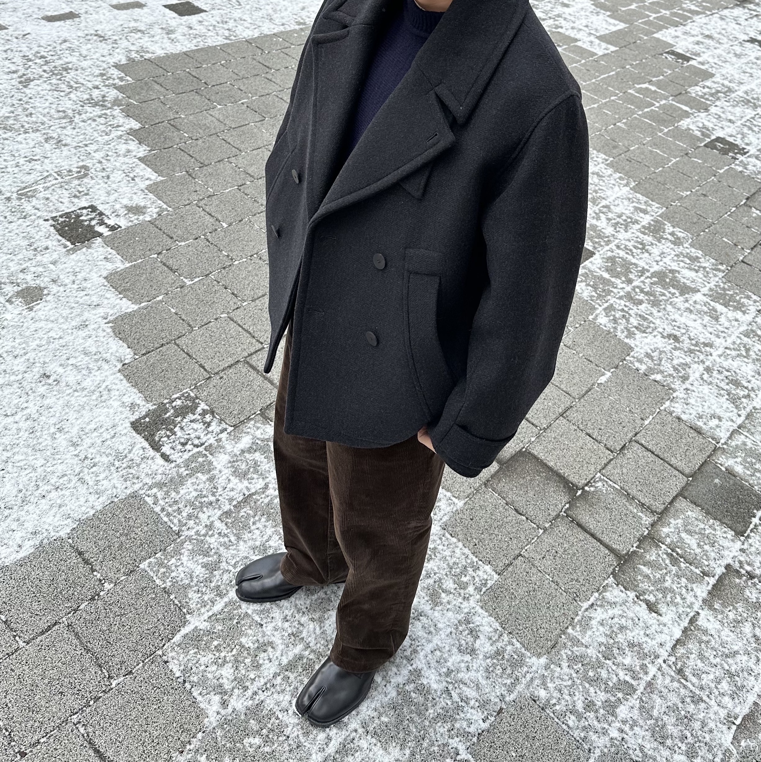 Zara x Studio Nicholson Leather Patch Pea coat Navy Blue, Maison Margiela Tabi Lace-Up Shoes Black 착용 스타일 - 2