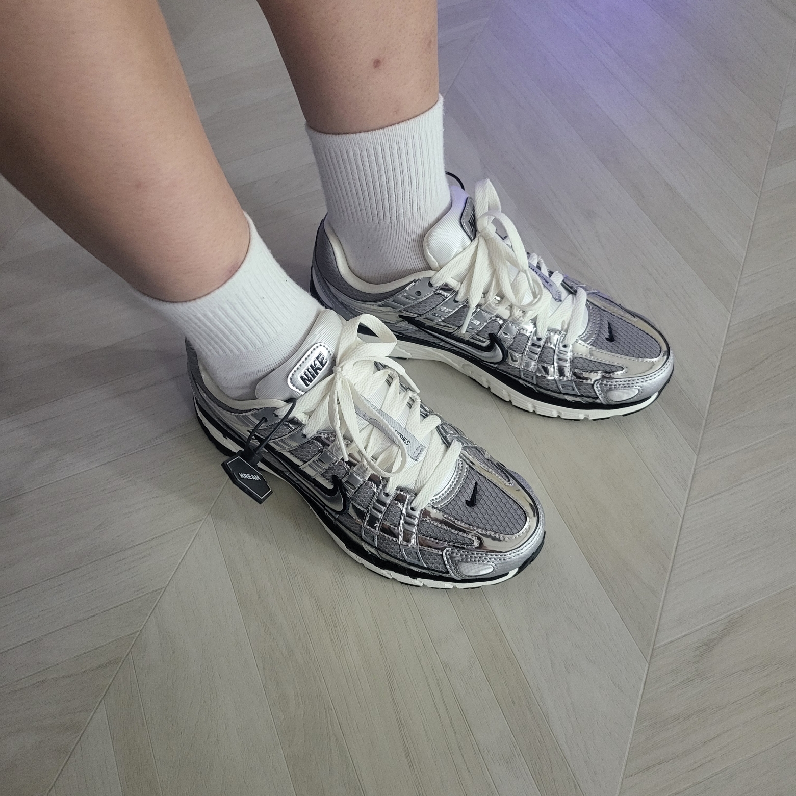 Nike P-6000 Metallic Silver 착용 스타일 - 1