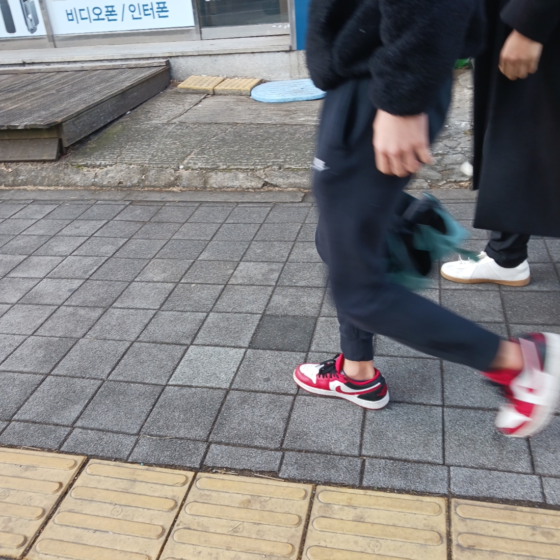 (W) Jordan 1 Low White Gym Red, Nike NSW Club French Terry Pants Black - Asia 착용 스타일 - 1