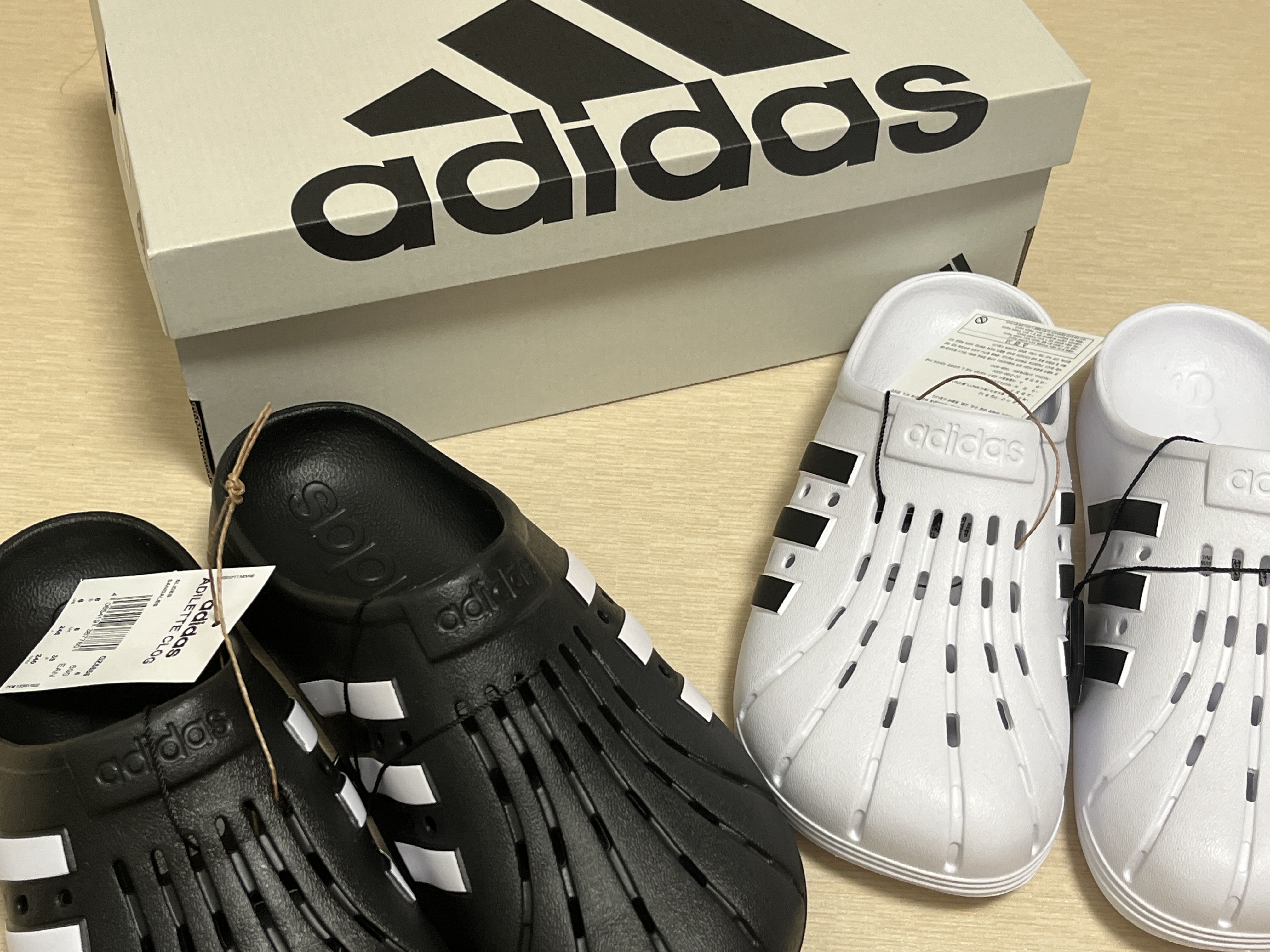 Adidas Adilette Clog Black White 착용 스타일