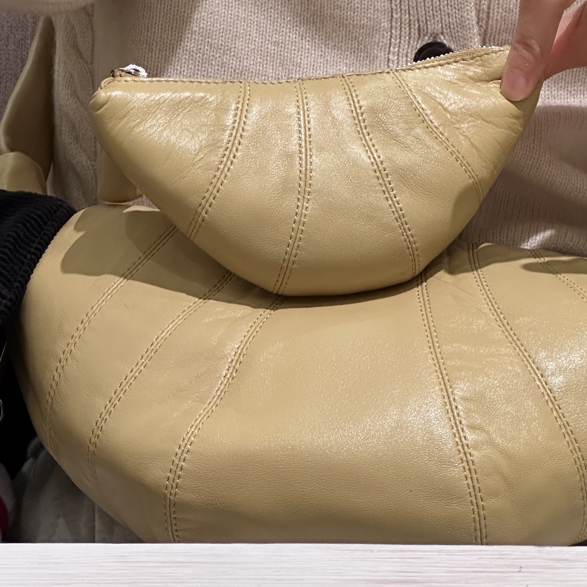 Lemaire Croissant Coin Purse Soft Nappa Leather Dune, Lemaire Small Croissant Bag Soft Nappa Leather Dune 착용 스타일